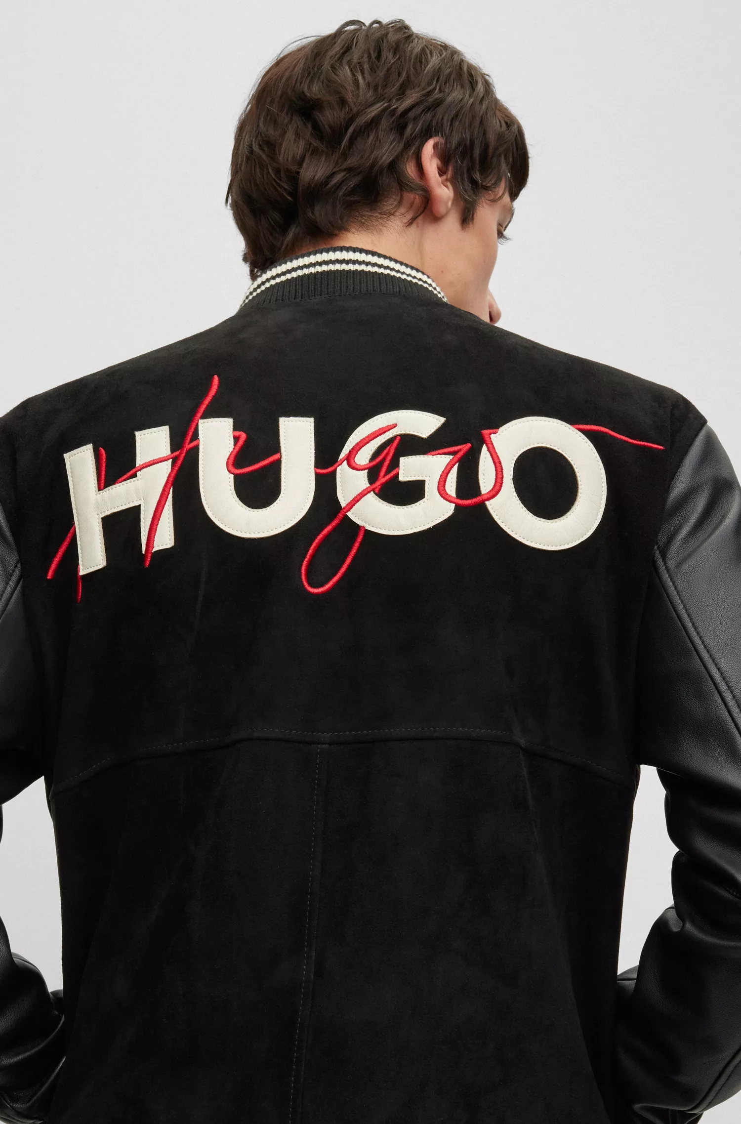 Jaqueta bomber HUGO vermelha estilo universitário em camurça com mangas de couro.
