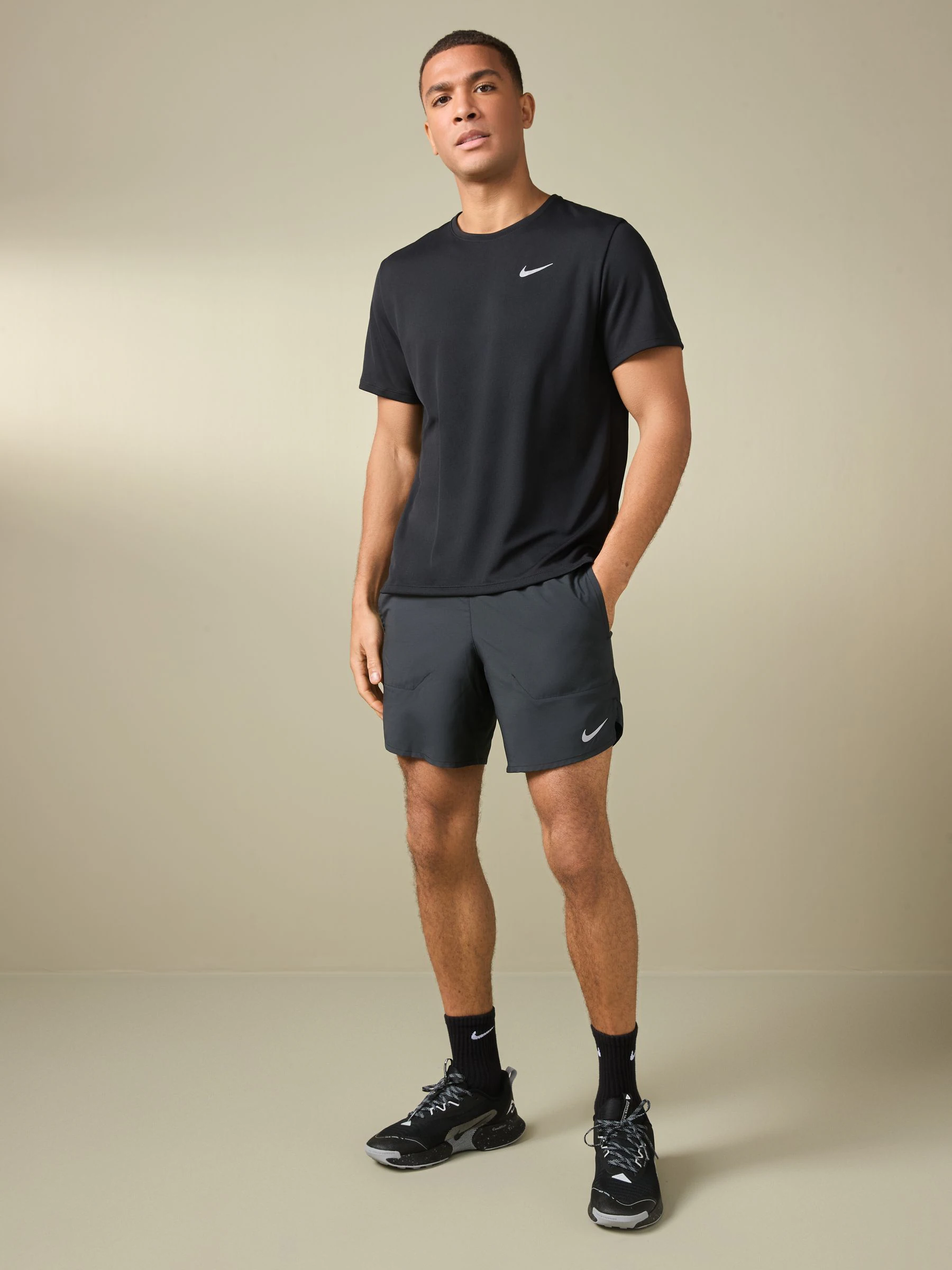 Zwart - 7 inch - Nike Dri-FIT Stride hardloopshort