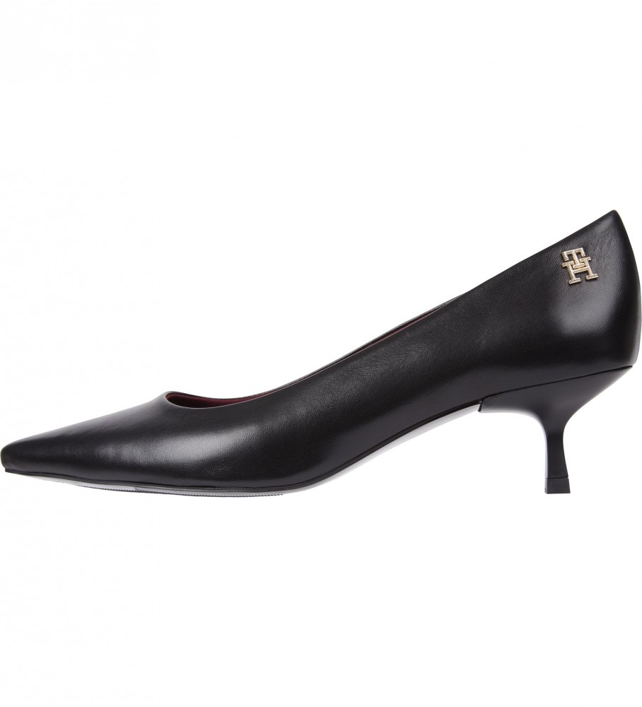 Sapatos Tommy Hilfiger de couro com bico fino, cor preta.