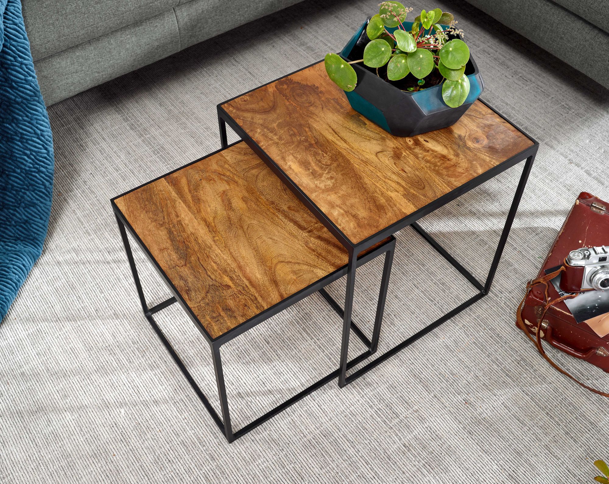 KADIMA DESIGN Mango Industrial: Beistelltische 2er Set, Massivholz, Metall, Unikate