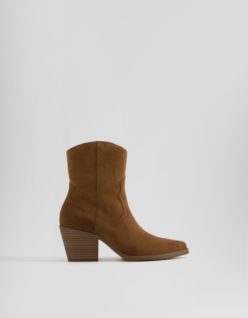 Botas de cowboy de tecido com salto alto e zíper.