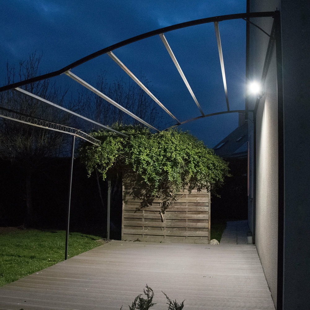 Projecteur solaire blanc à détection de mouvements - 1000 lumens - chromex