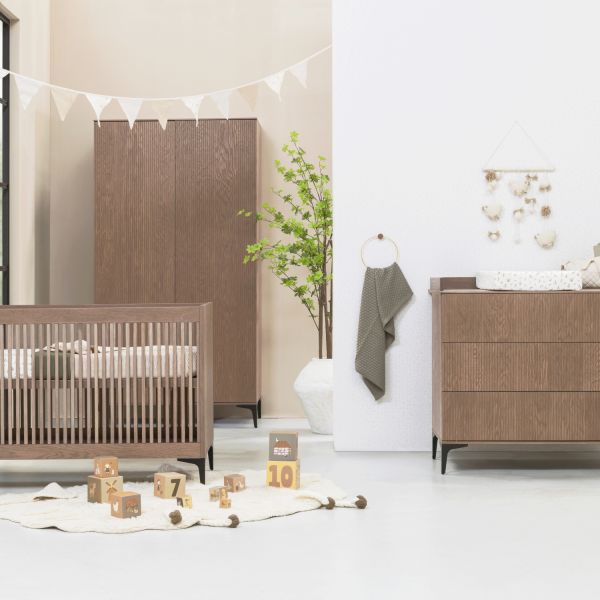 Kidsmill Levi Babykamer Incl. Rechte Potenset Walnoot | Ledikant 60 x 120 cm   Commode