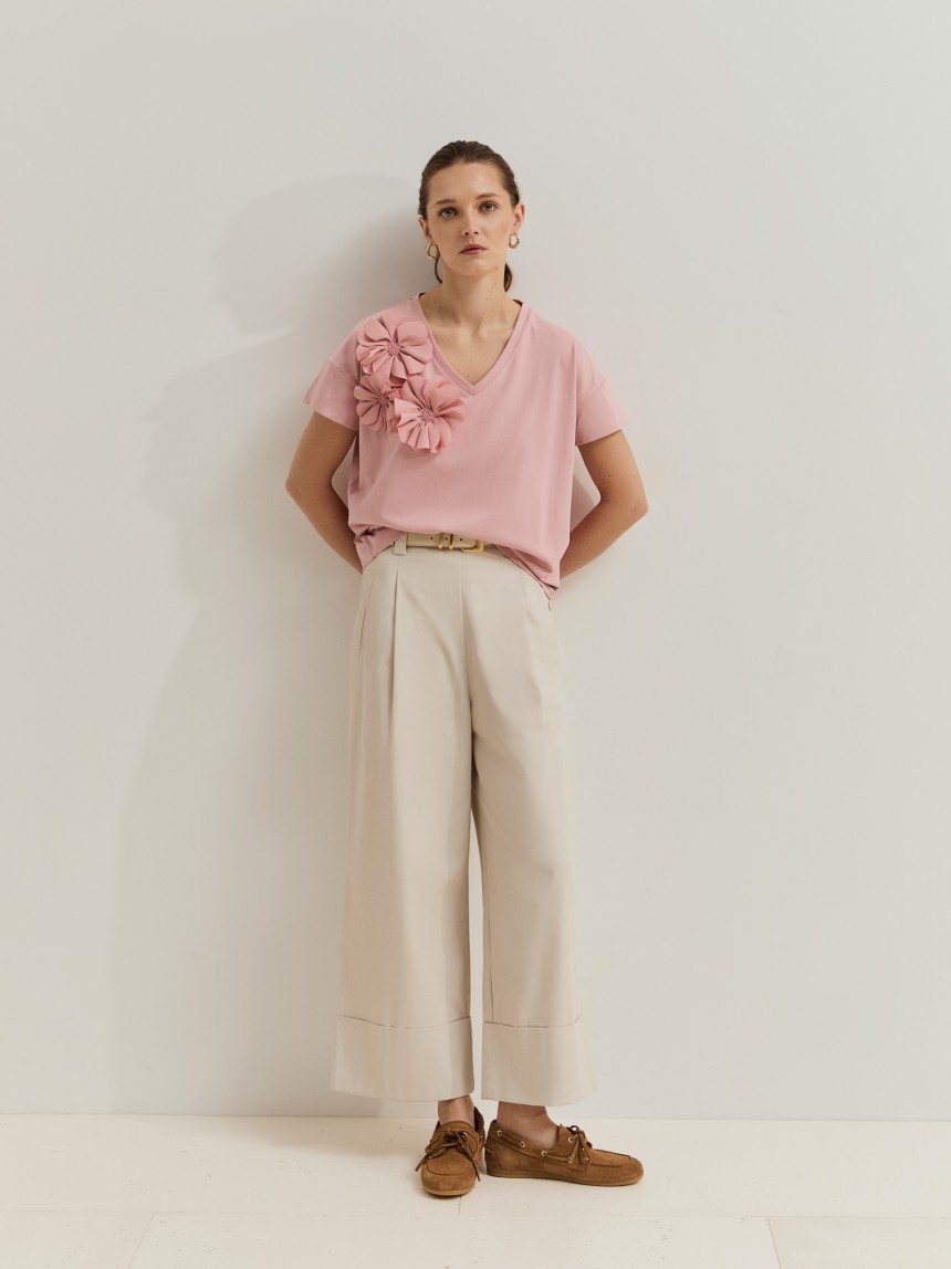 T-shirt com flores e detalhe de missangas