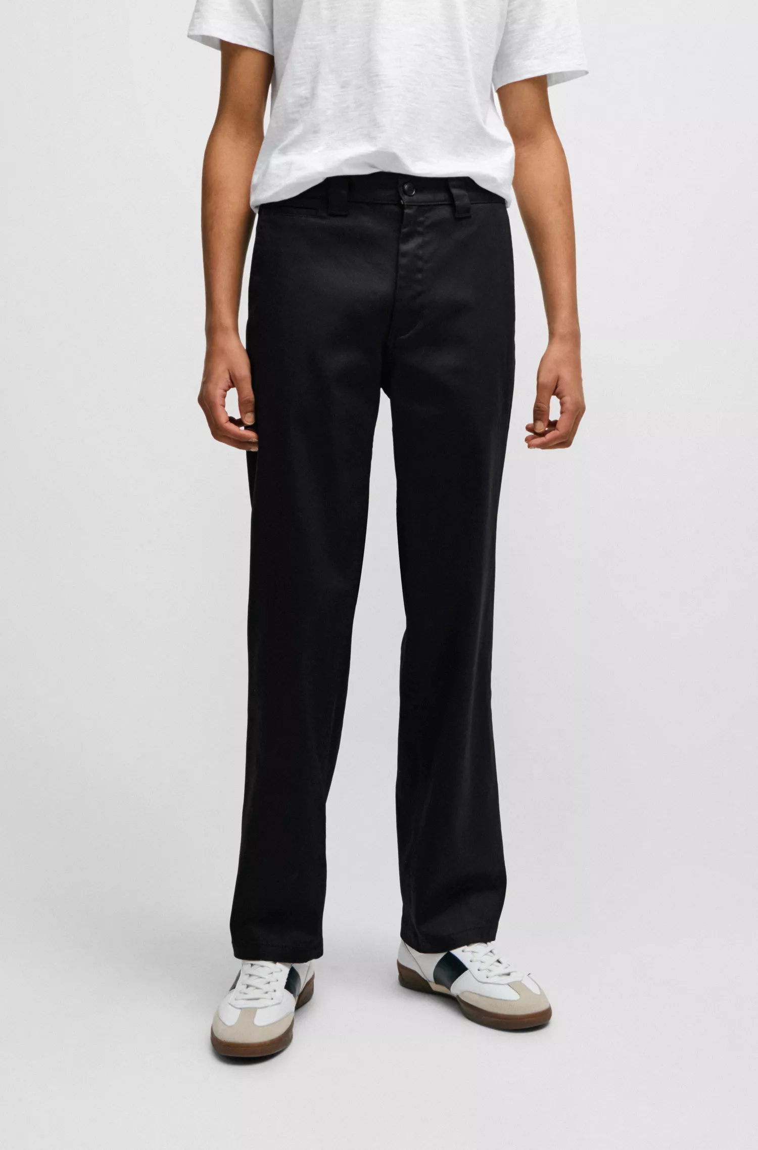 Calça BOSS laranja, corte reto, em sarja de algodão elástico.