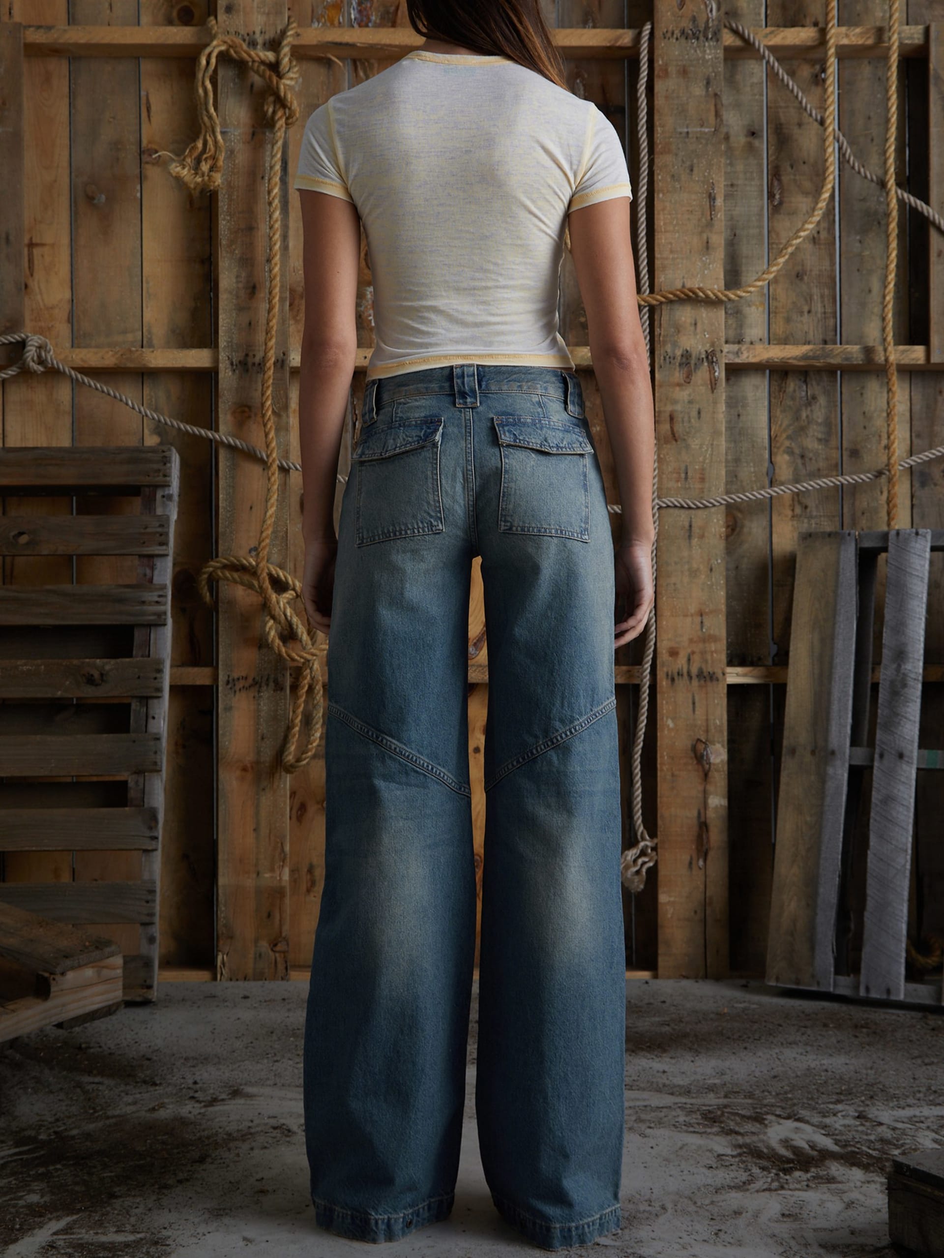 calças jeans de cintura baixa e pernas largas