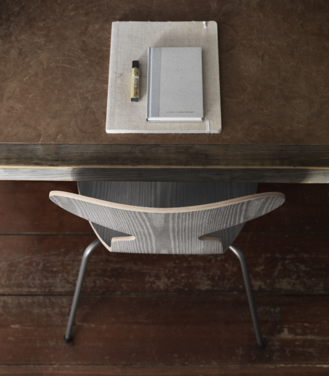 Fritz Hansen Ant 3-poot stoel gekleurd essen zwart