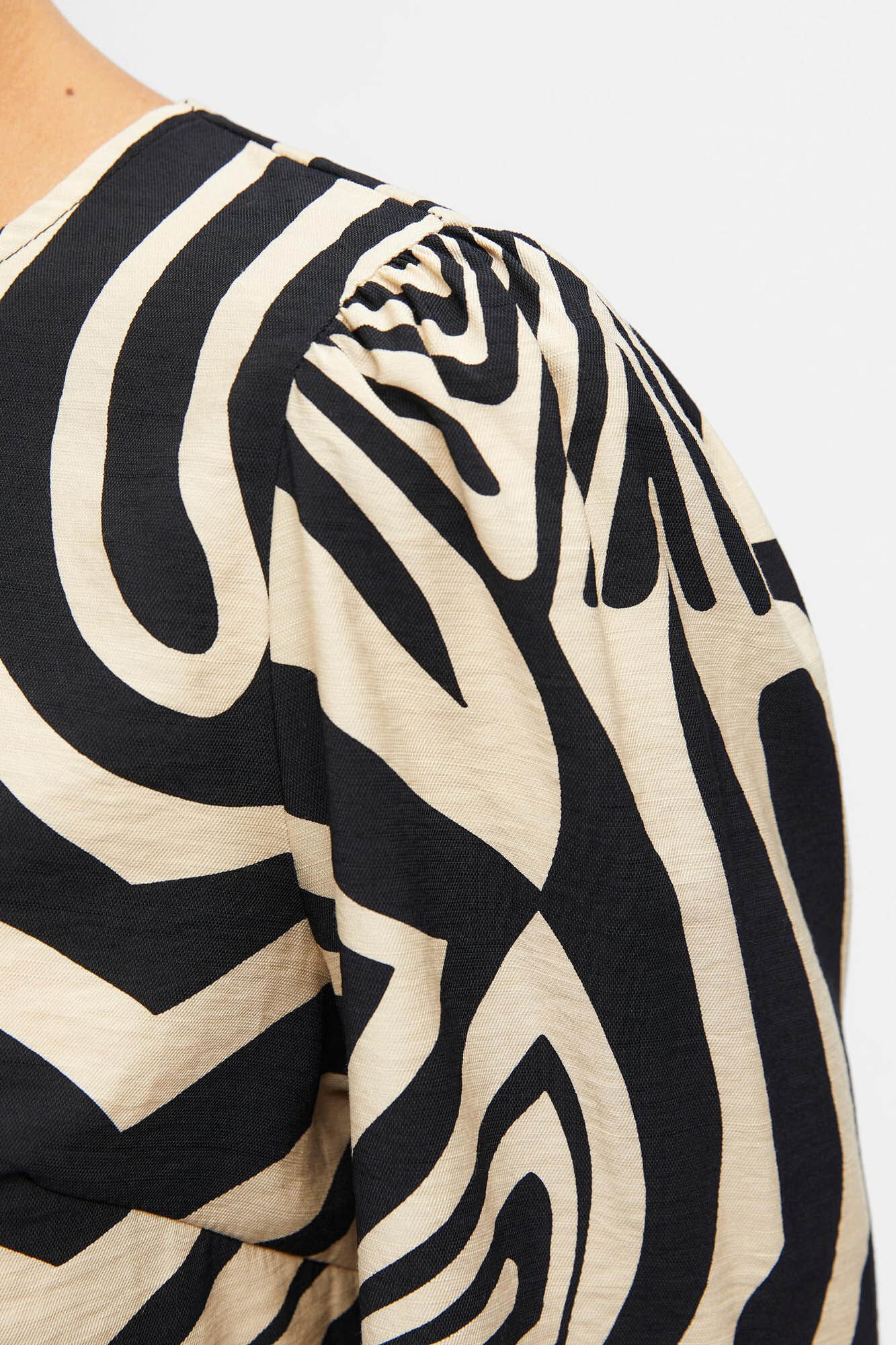 Blusa com mangas bufantes - Preta