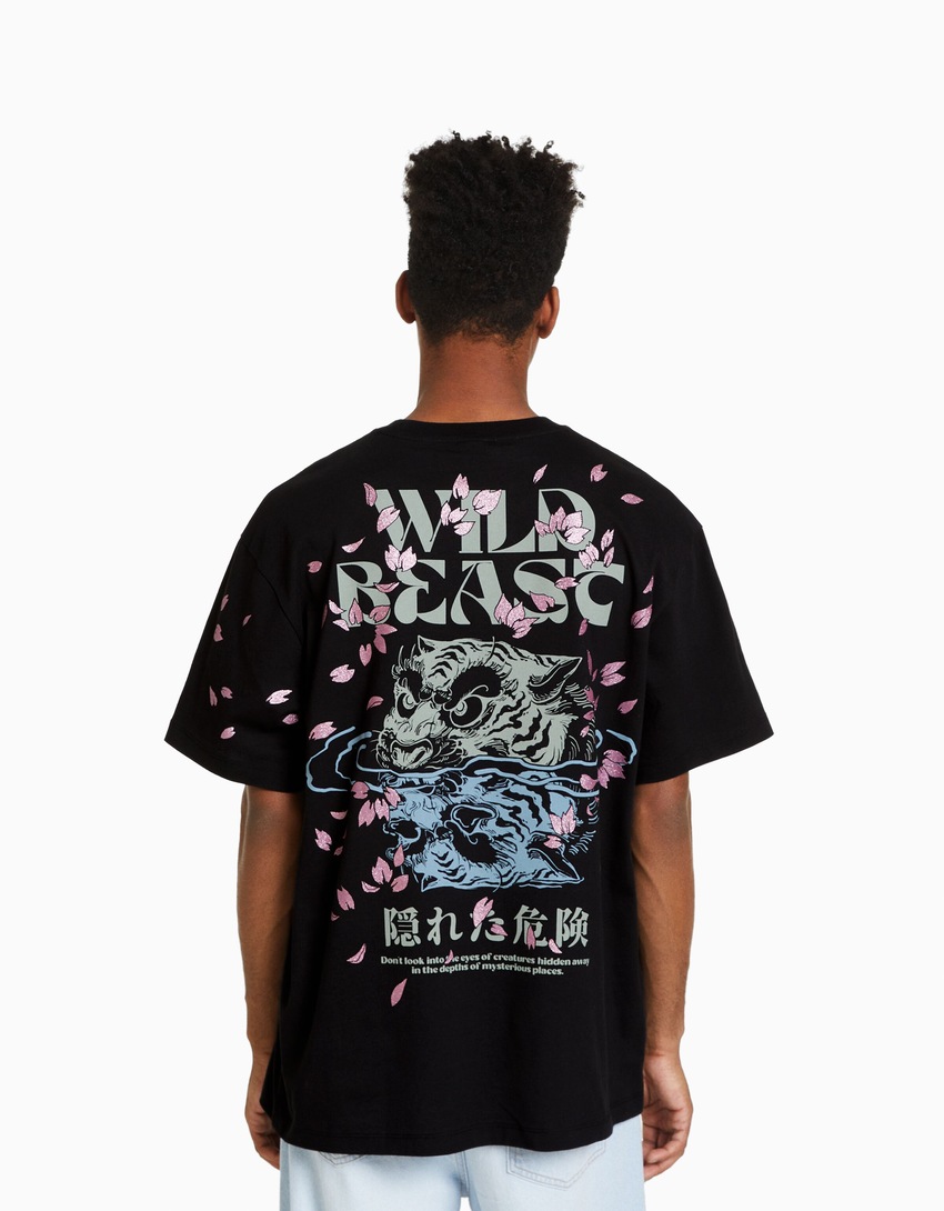 Camiseta de manga curta com estampa de strass e modelagem quadrada