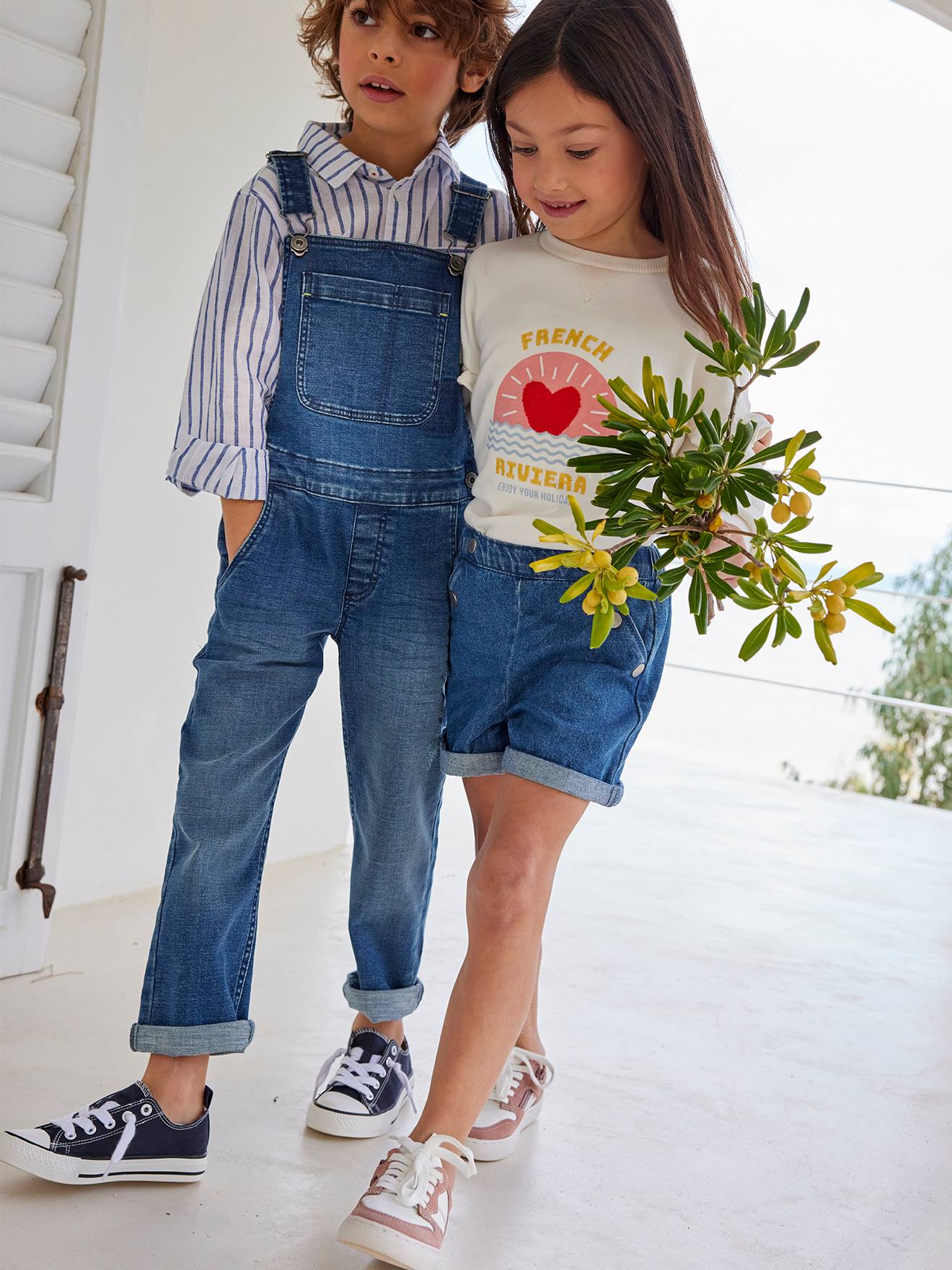 Macacão jeans azul escuro lavado para meninos