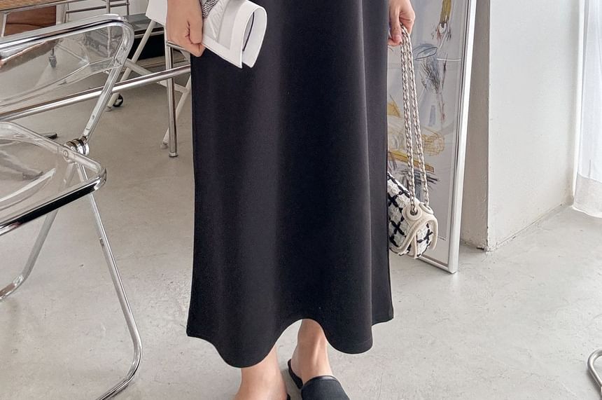 Chubby Girl - effen geplooide losse midi-jurk met pofmouwen