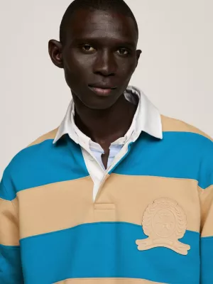 Polo de rugby com listras e modelagem quadrada.
