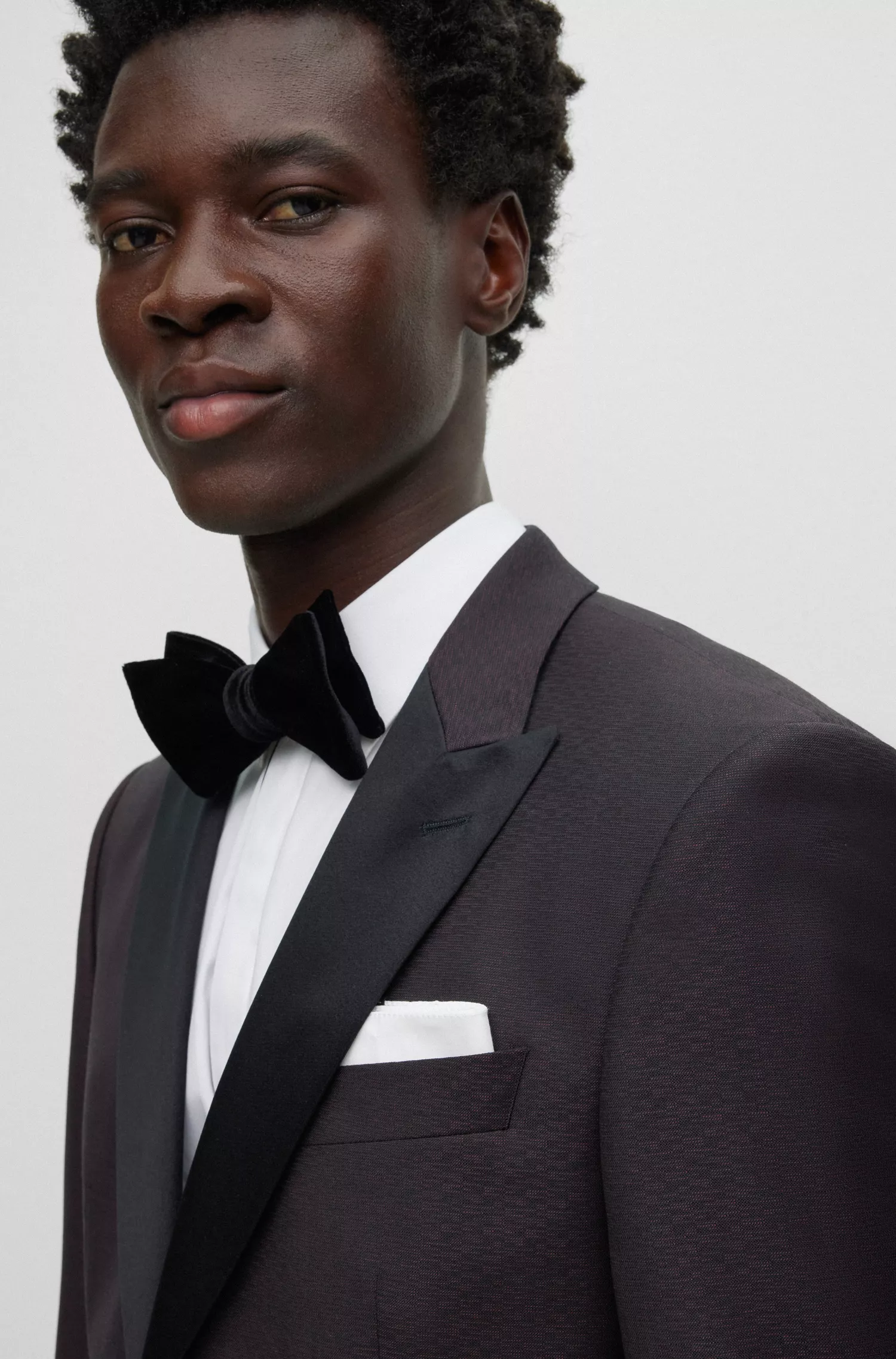 Terno BOSS preto slim-fit em lã elástica com microestampa.