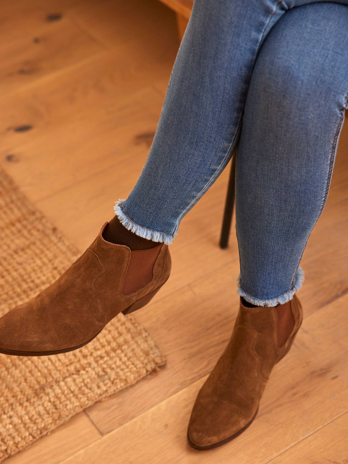 Calça jeans skinny de gestante com barra desfiada e cós sem costura, azul escuro liso