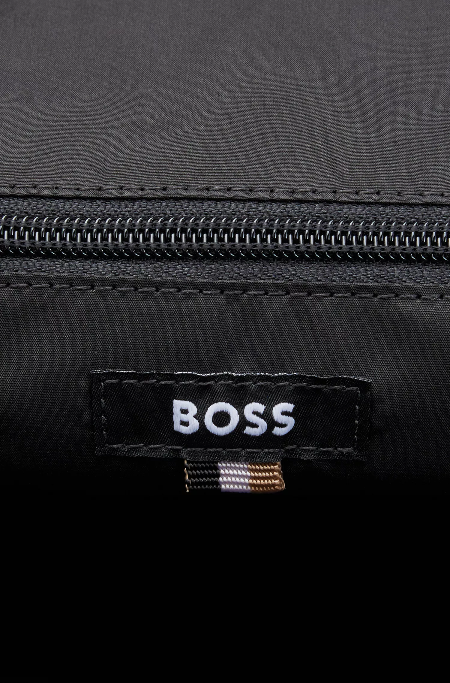Mochila BOSS preta com zíper, logotipo e faixa característica.