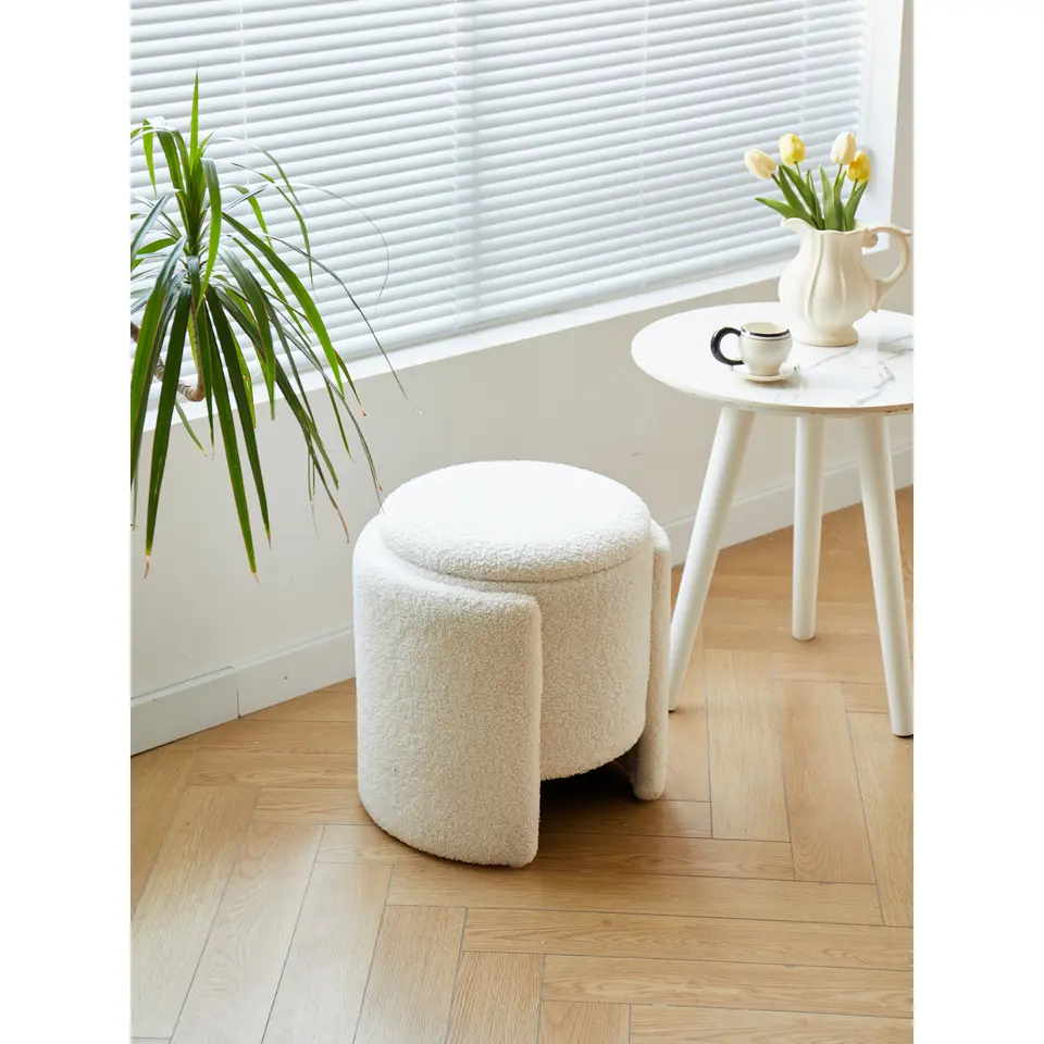 Pouf met witte krullen in Scandinavische stijl
