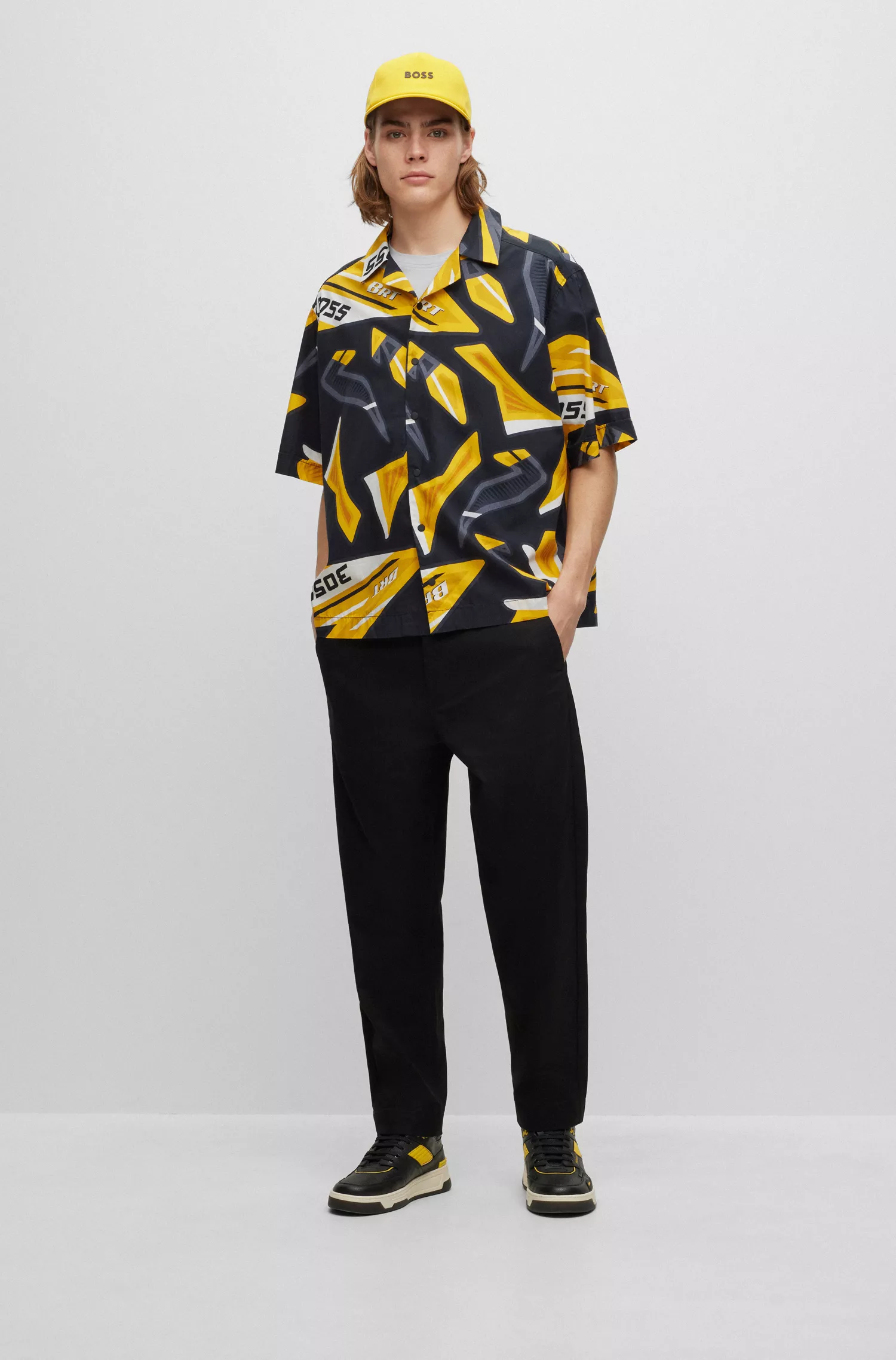 Calça BOSS laranja, corte relaxado, em gabardine de algodão elástico.