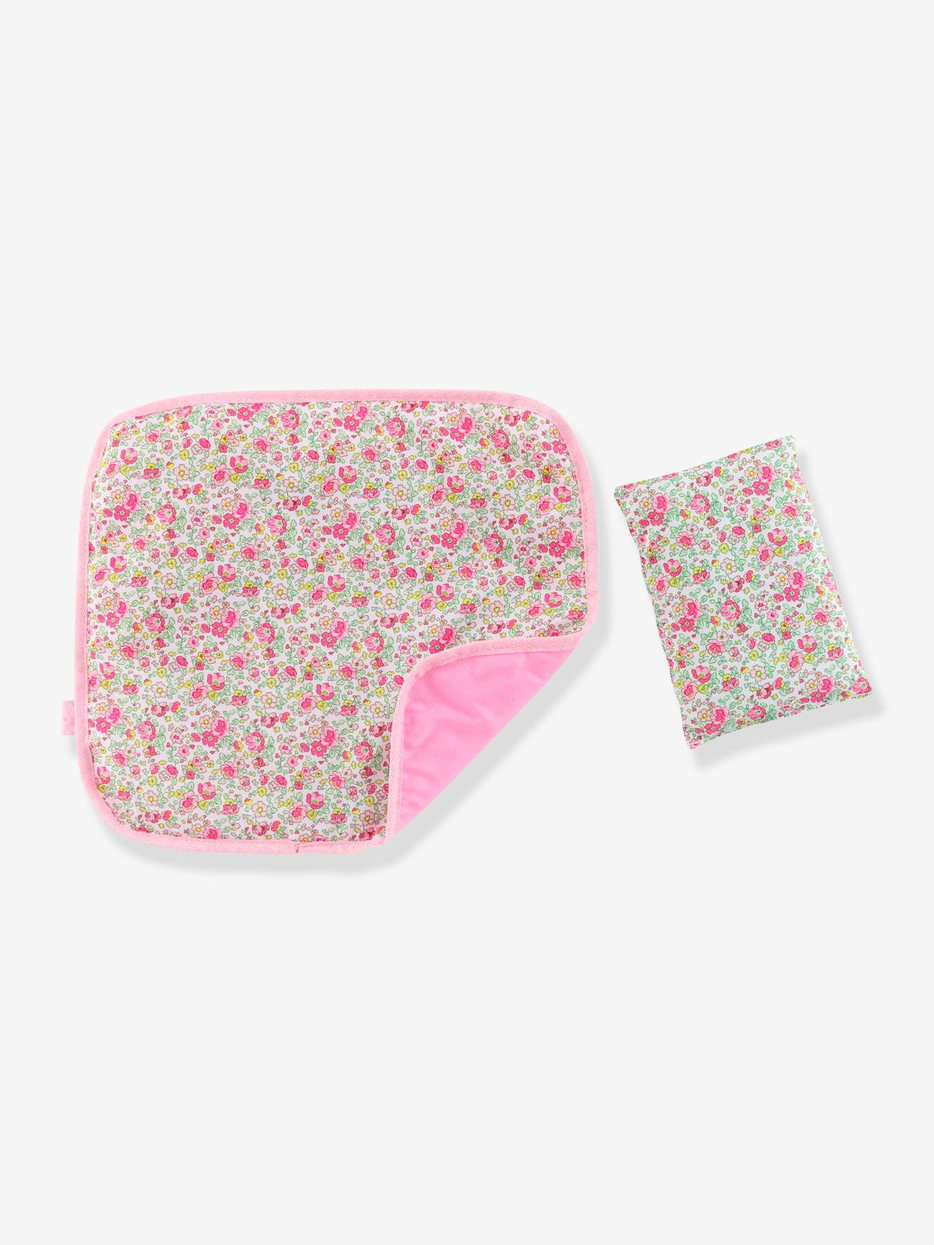 Cesto trançado com roupa de cama