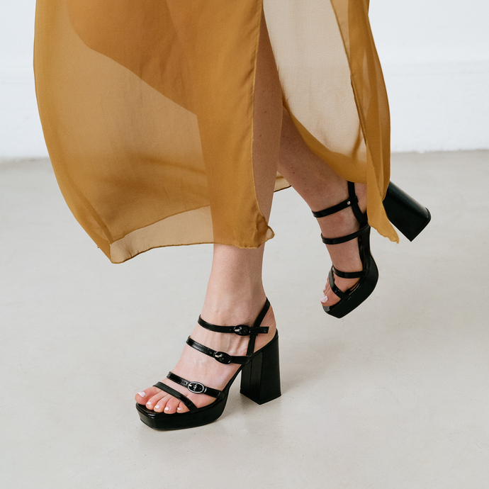 Sandales à brides et bouts carrés  en cuir brillant noir