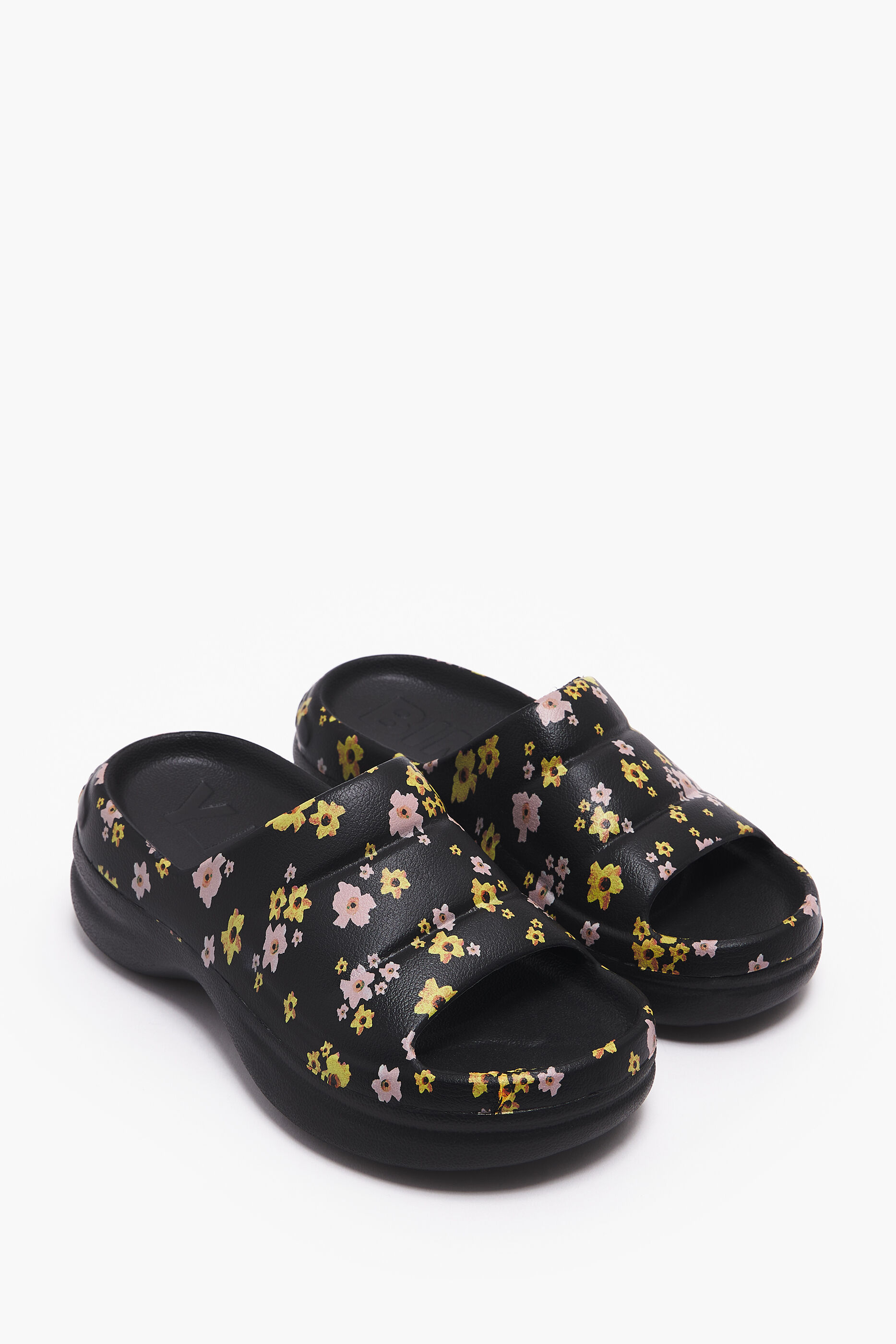 Chinelo plataforma com estampa de flores em acrílico preto