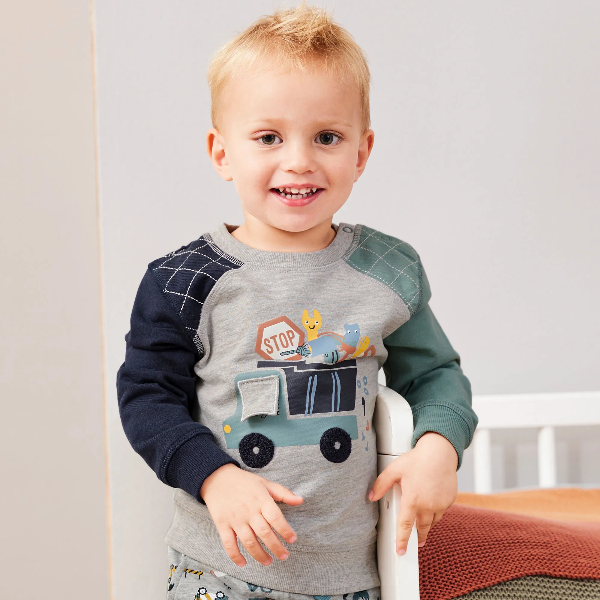 Baby-Jungen-Sweatshirt mit LKW-Druck und Fenster-Applikation