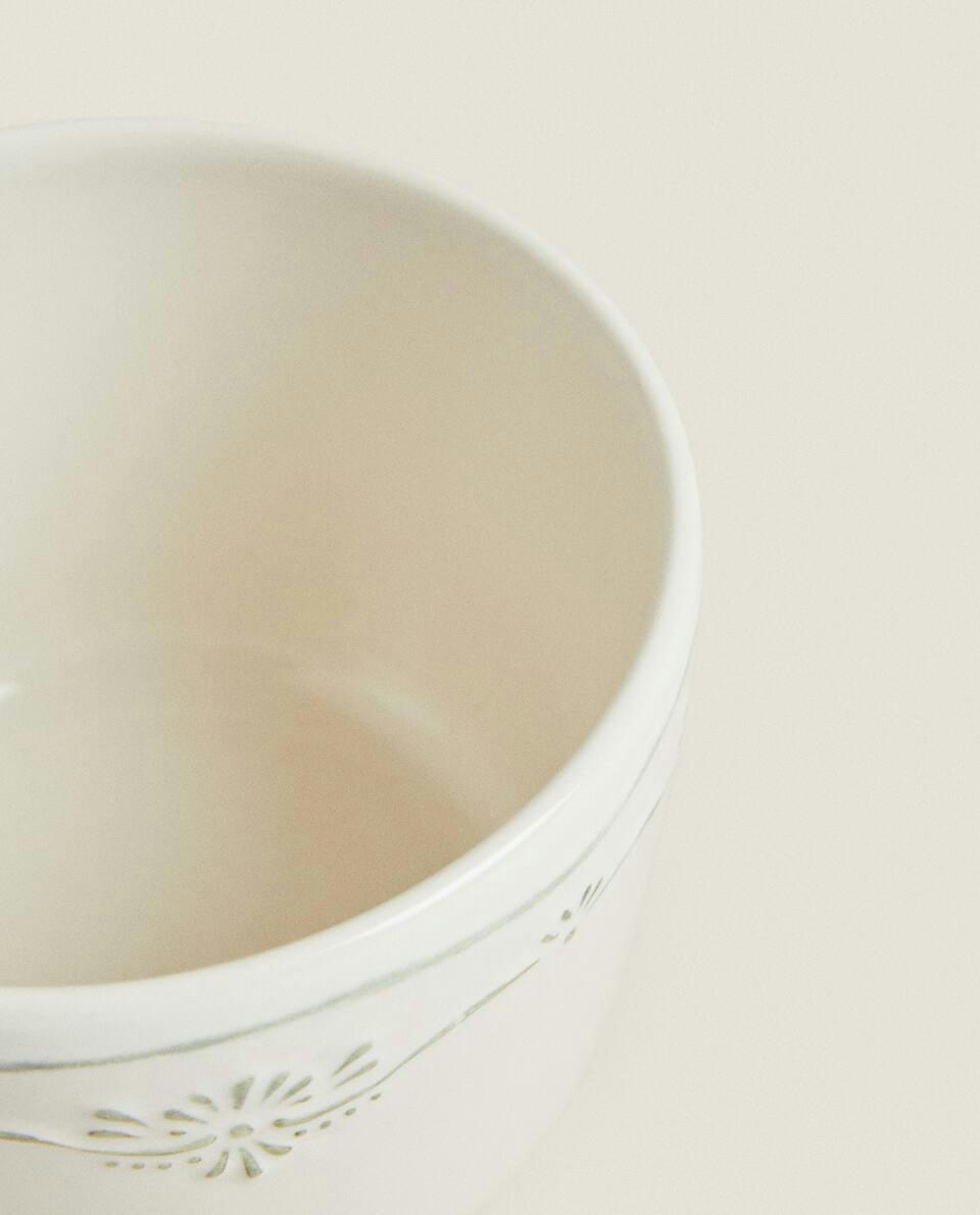 Caneca de café da manhã em cerâmica com desenho natalino em relevo