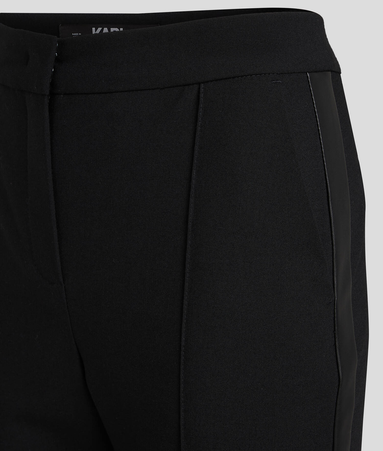 PANTALON EN SIMILI-CUIR À EMPIÈCEMENTS