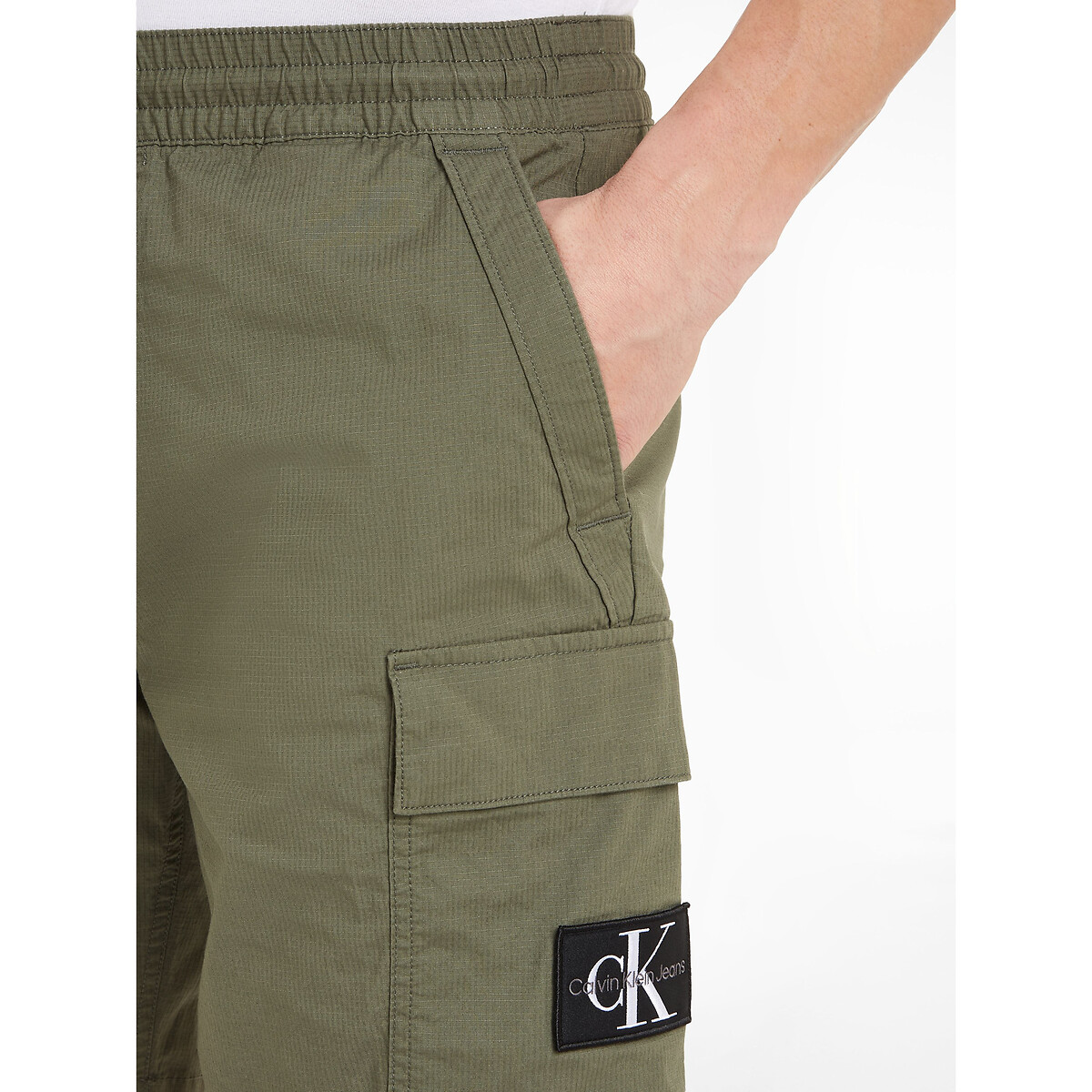 CALVIN KLEIN JEANS<br>Shorts cargo com cordão