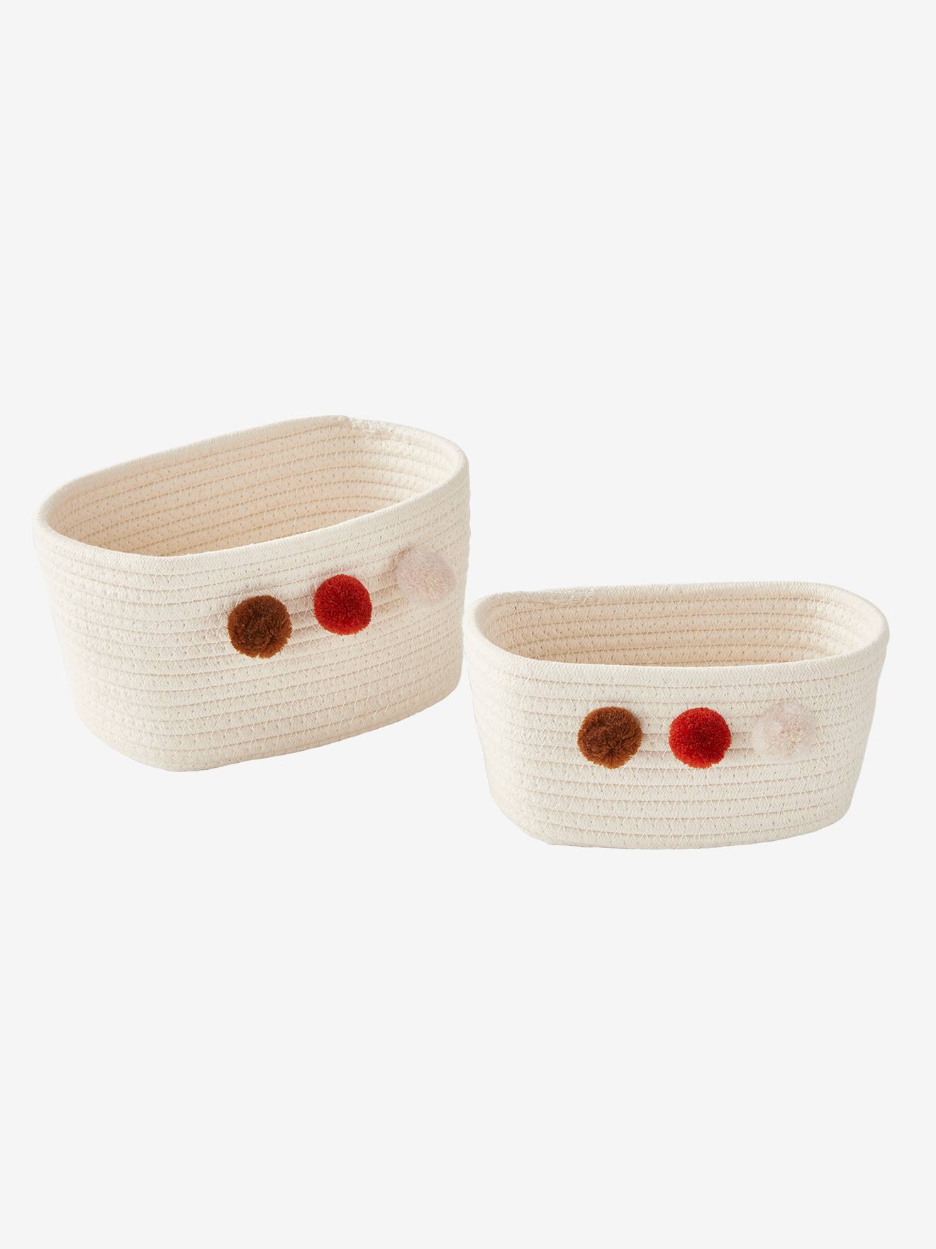 Conjunto de 2 cestos de corda com pompons bicolores em bege claro/multicoloridos.