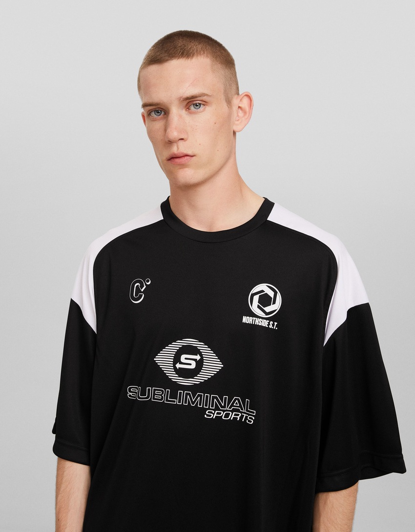 Camiseta esportiva técnica de manga curta com modelagem extra folgada