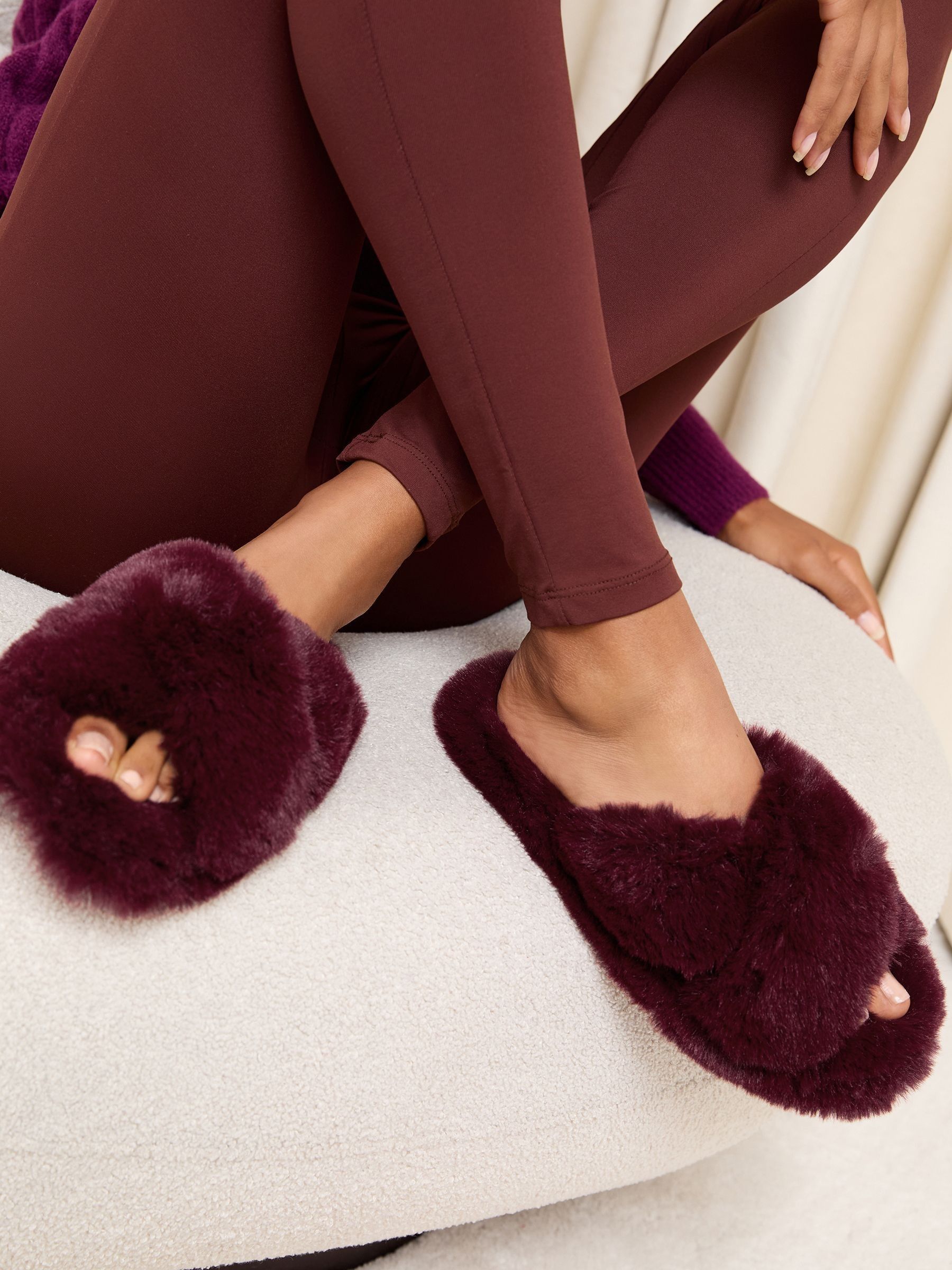 Bordeauxrood - Lipsy pantoffels van imitatiebont met gekruiste banden voor nachtkleding