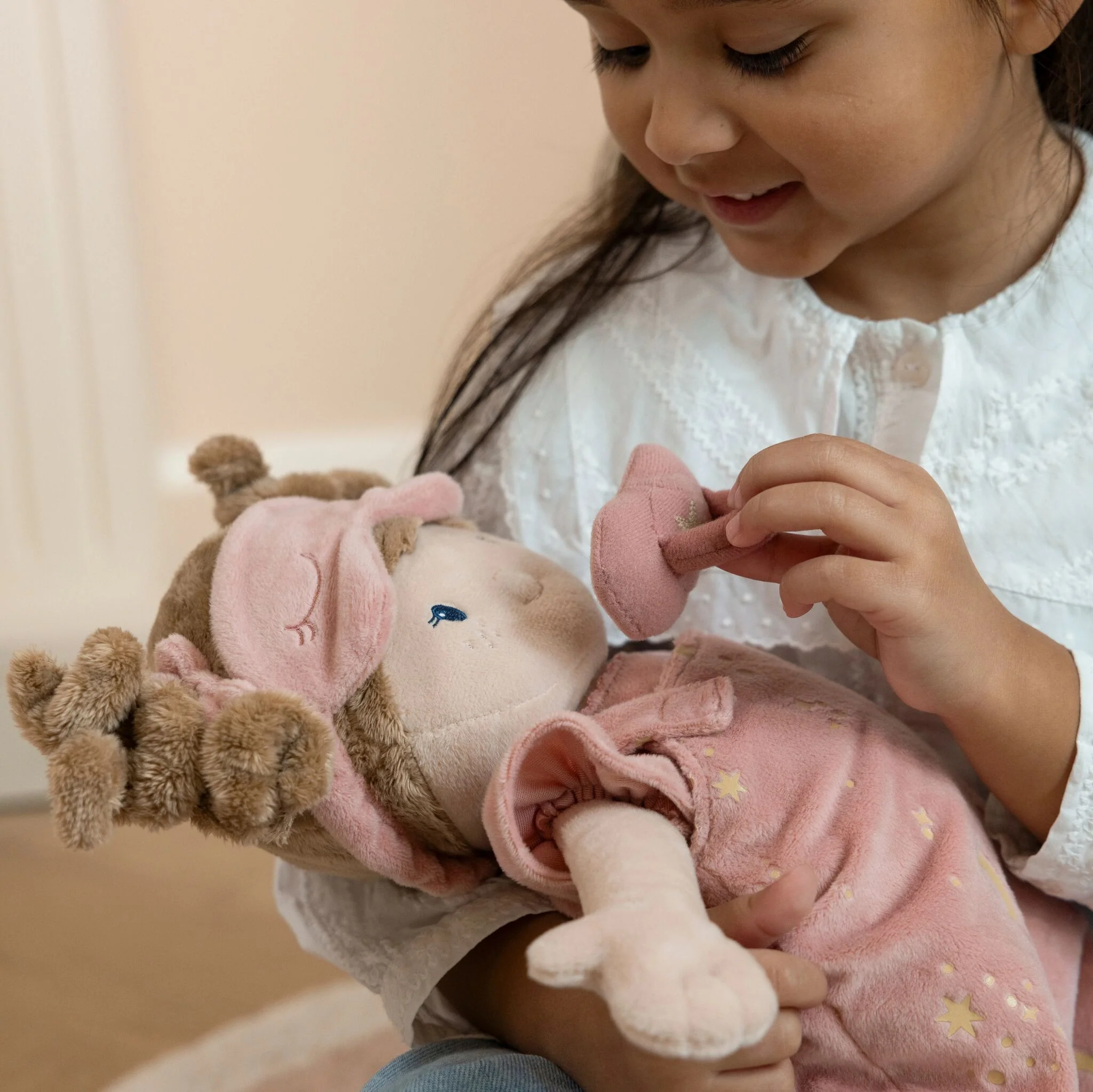 Zacht slaapvriendje Rosa met maan slaapzak – Knuffel & speelplezier