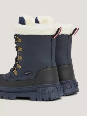 Botas impermeáveis com travas e cadarço