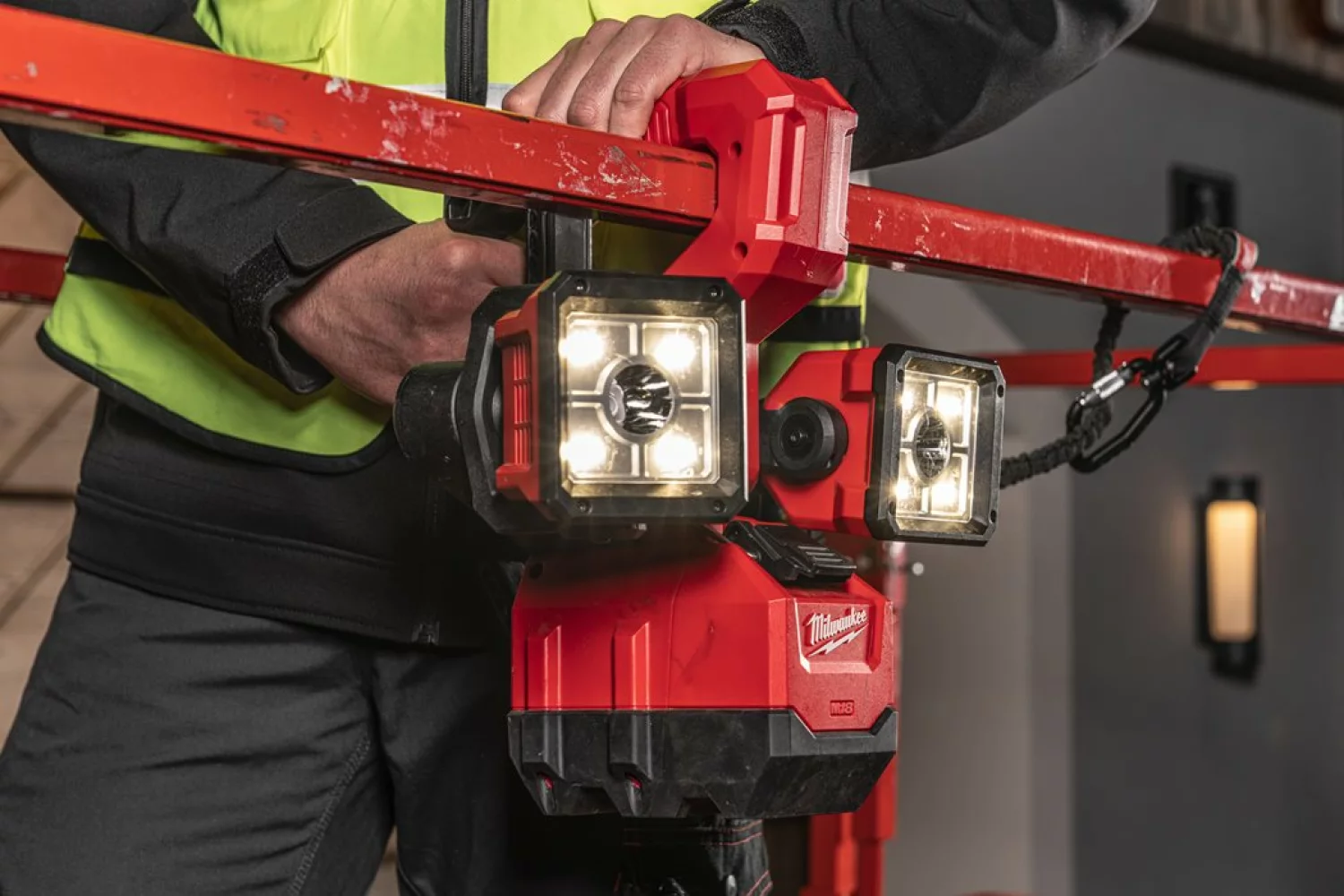 Milwaukee M18 UBL-0 18V Li-Ion accu Emmerlamp body - 2500Lumen