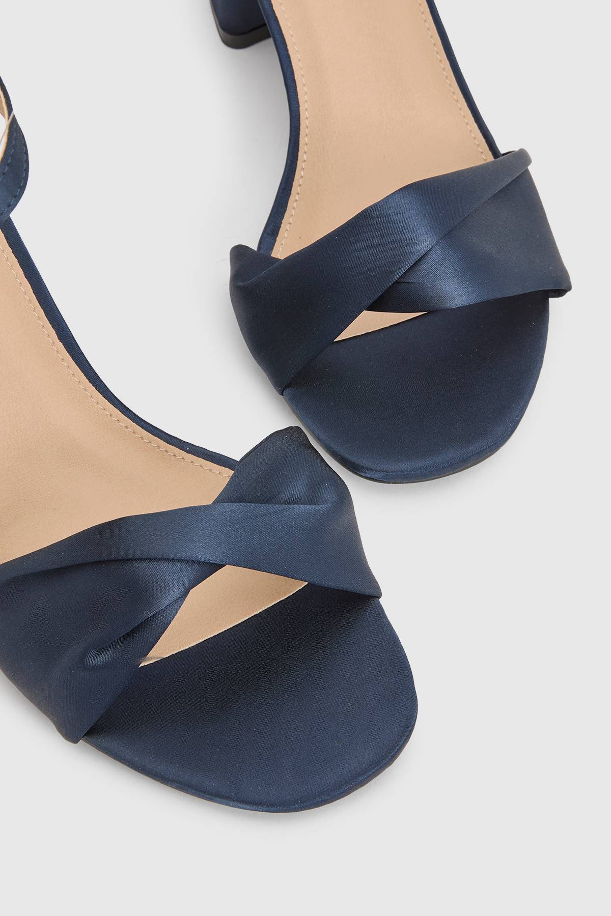 Wallis Sandales À Talon Bloc Moyen Sophia En Satin Avec Torsade Souple Coupe Large