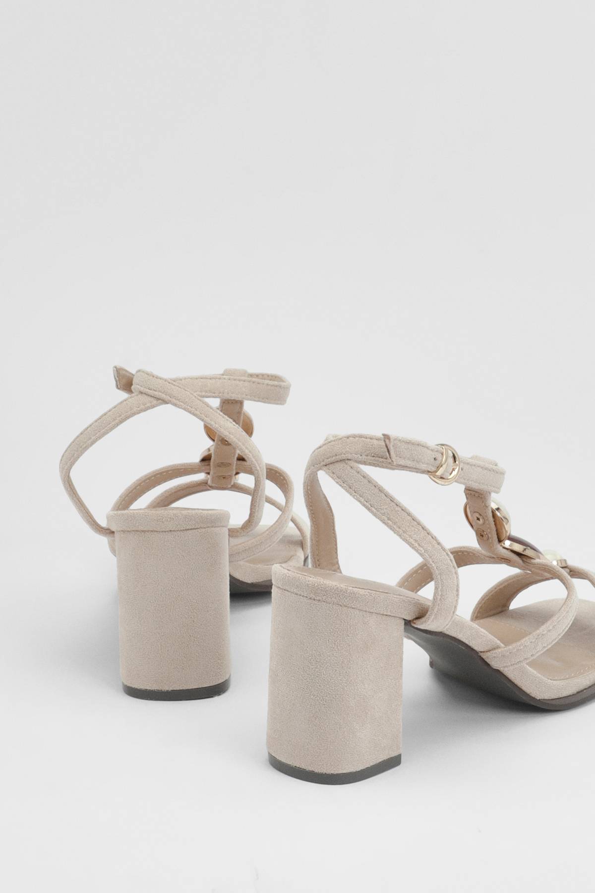 boohoo Sandales À Talons Bloc Bas Avec Détails De Perles Et Brides