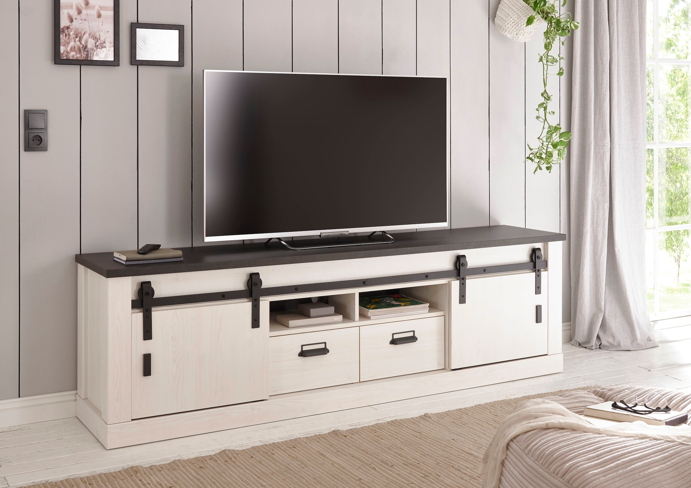 Home affaire Lowboard »SHERWOOD« modernes Holz Dekor, mit Scheunentorbeschlag aus Metall, Breite 201 cm