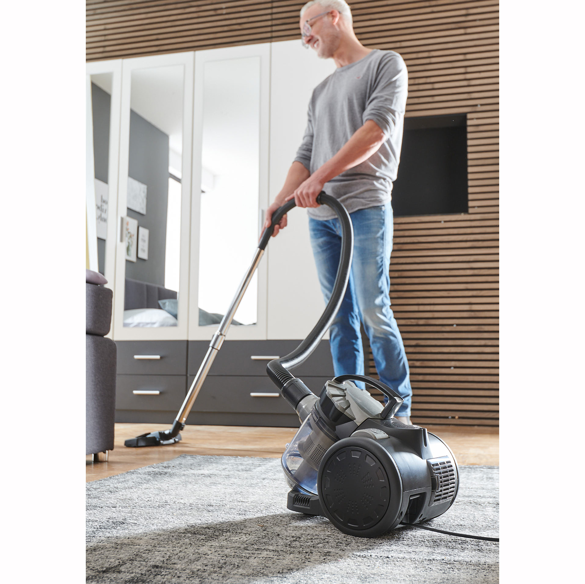 Bodenstaubsauger - schwarz matt - 700 Watt