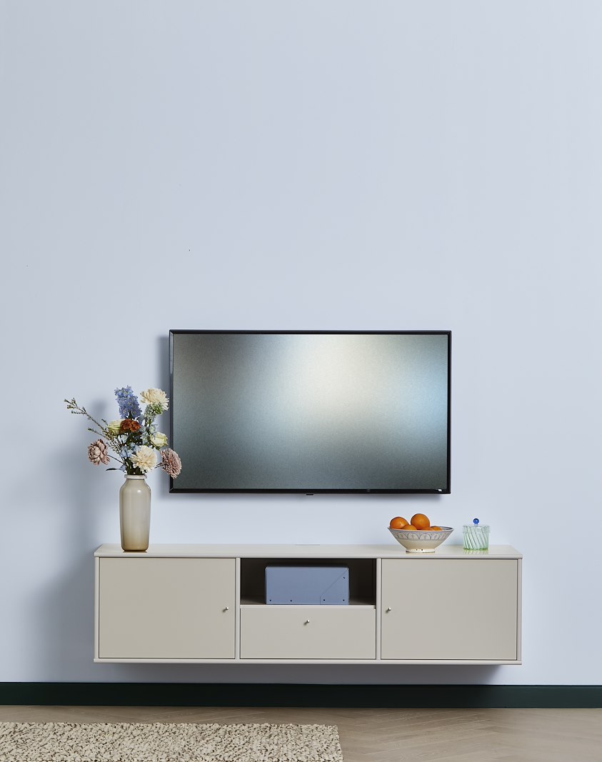 Mistral TV-Benk 2 dører + 1 skuff. Lakkert eik i beige. Veggmontert.
