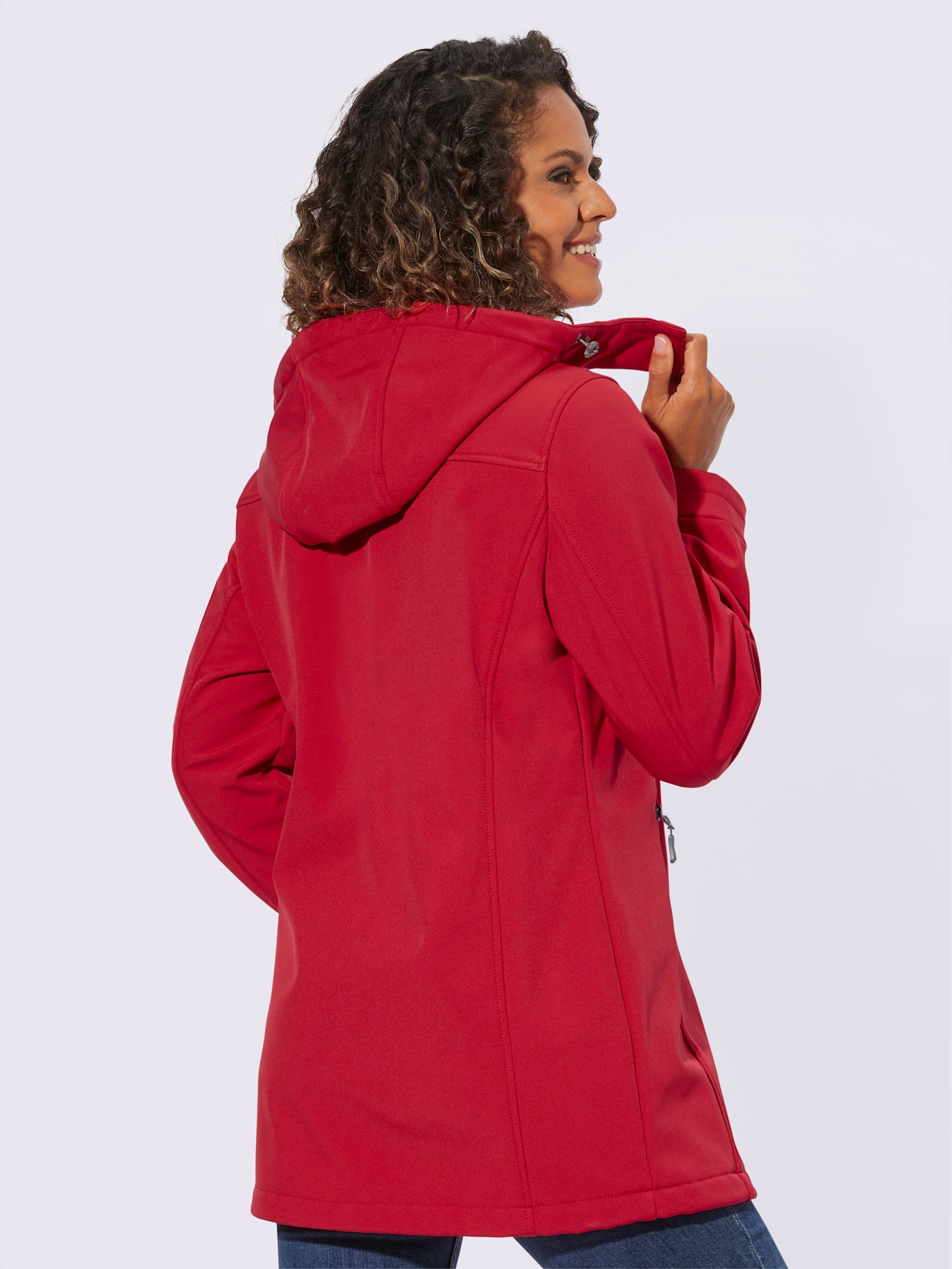 Veste softshell capuche amovible grâce à une glissière