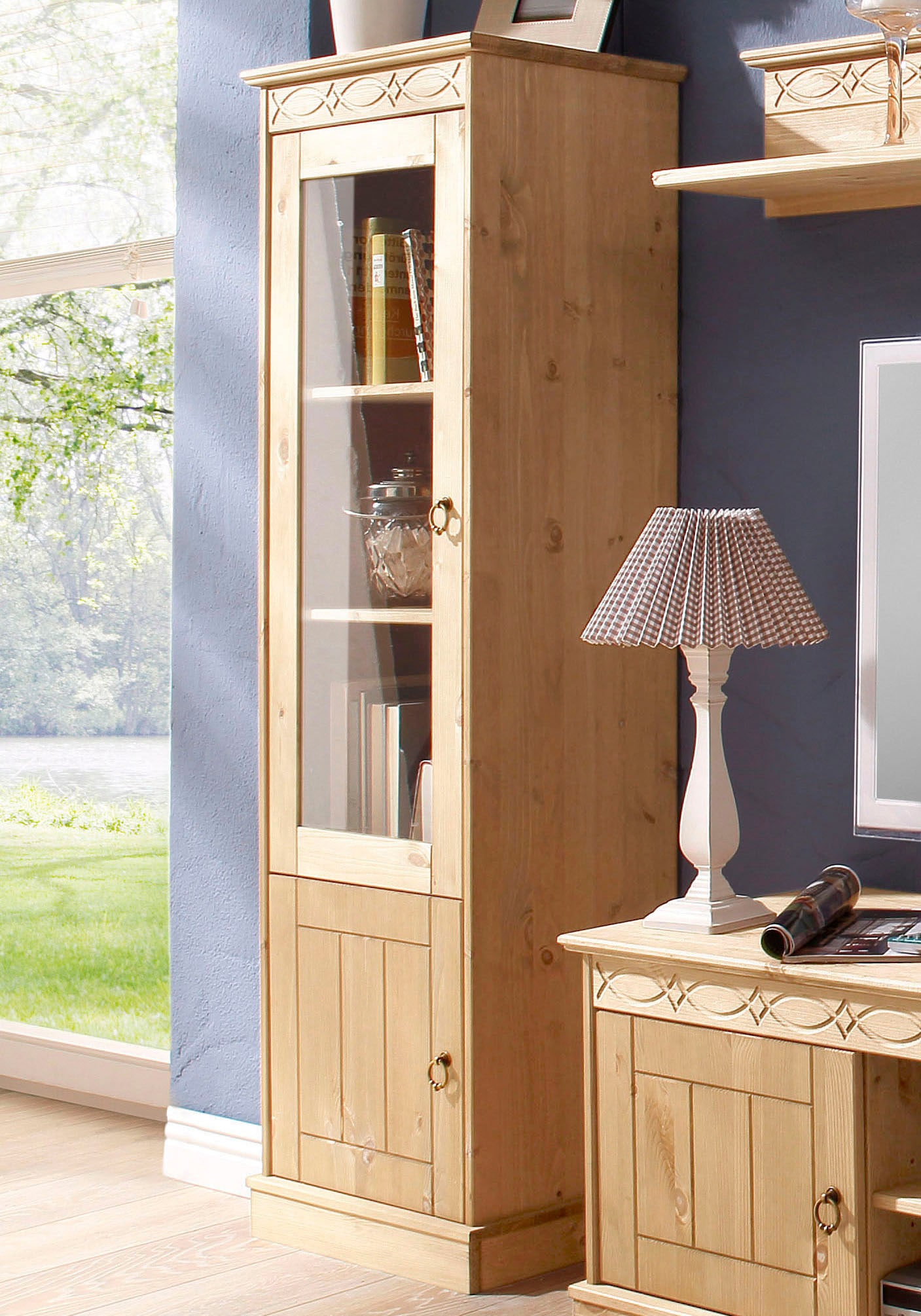 Home affaire Vitrine »Indra« aus massiver Kiefer, FSC®, 2trg., Höhe 145 cm, dezentes Ornament