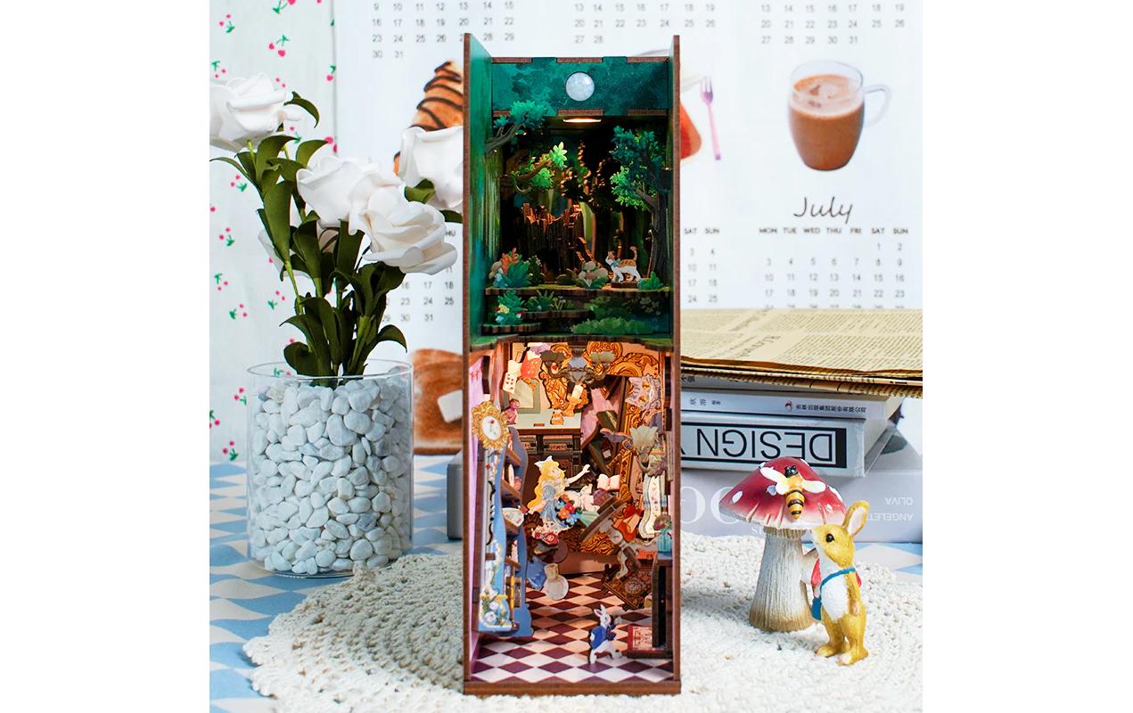 Bausatz Book Nook Alice in Wonderland3D-Modell aus lasergeschnittenen Holzteilen