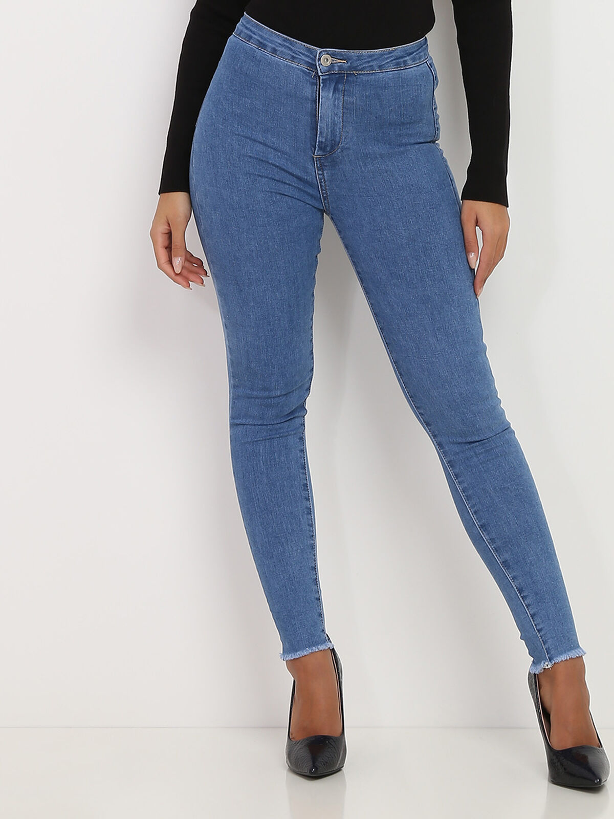 Jeans sculptant effiloché aux chevilles- Bleu