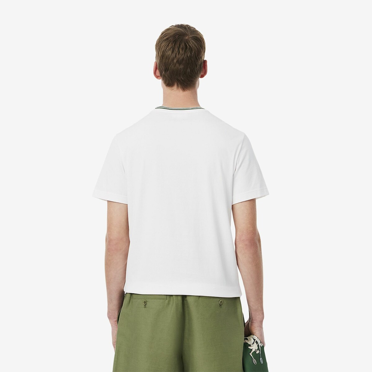 Camiseta LACOSTE com listras na gola. Modelagem regular.