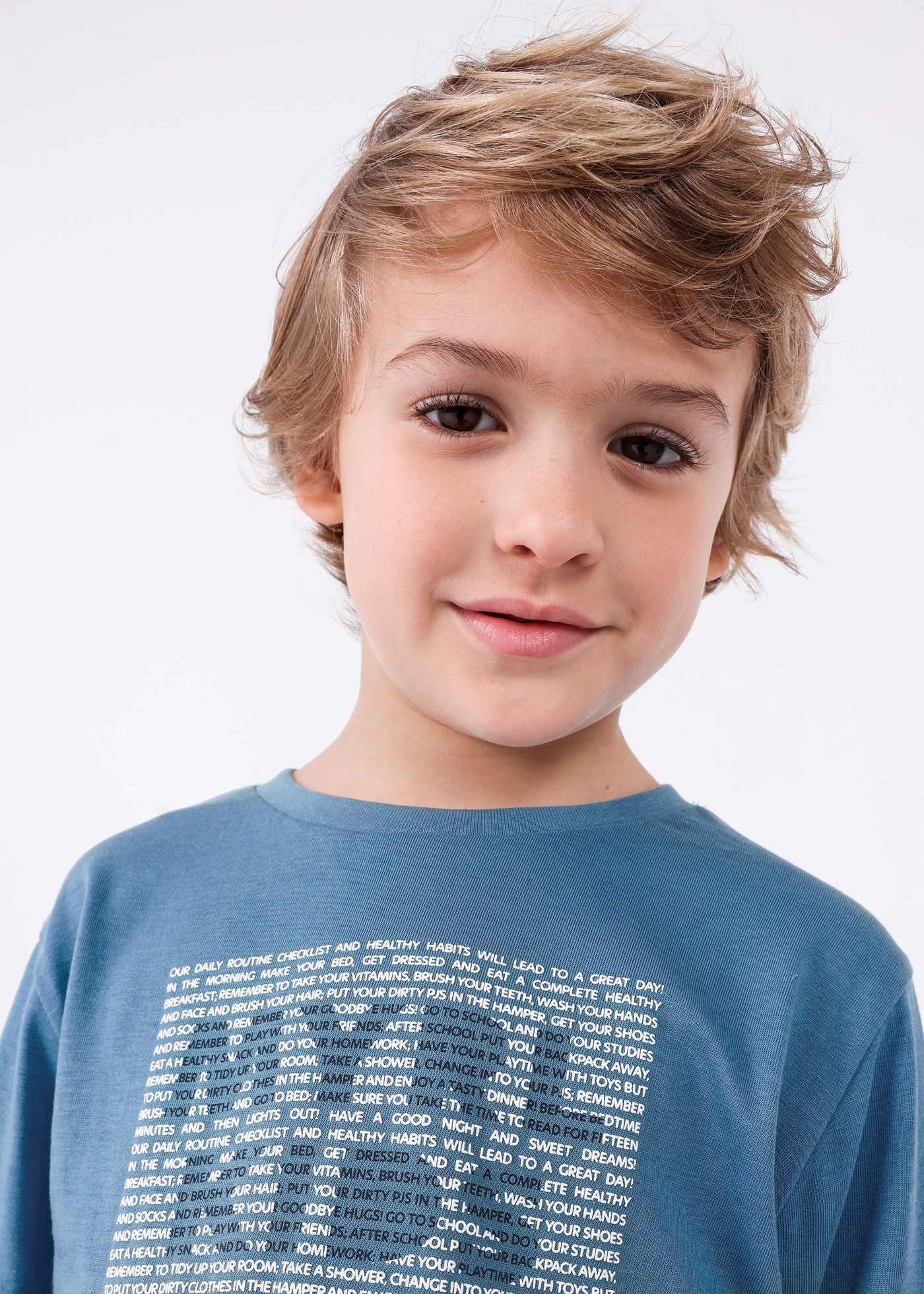Camiseta Better Cotton com estampa de letras para meninos