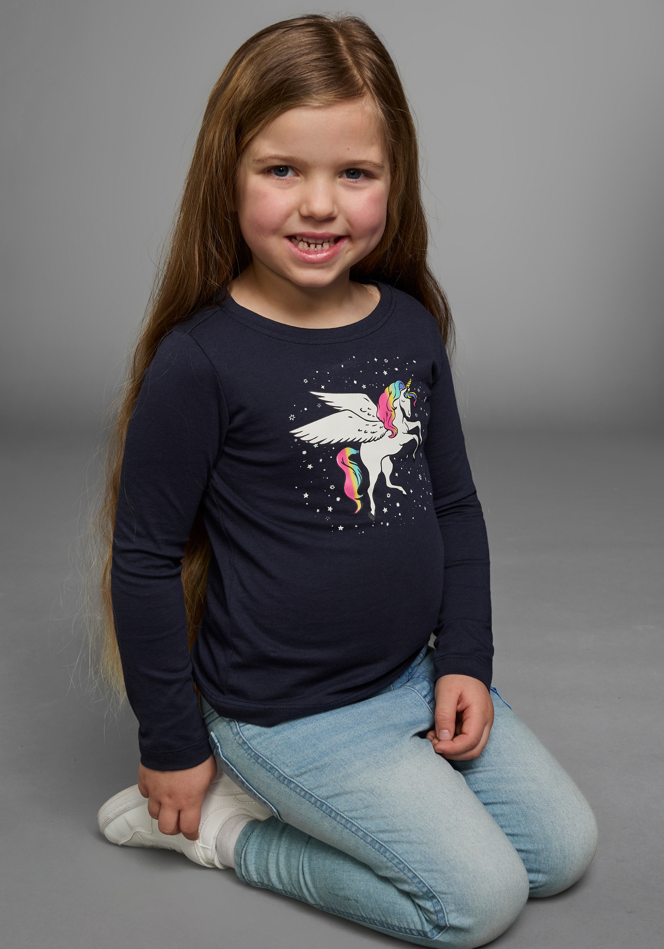 KIDSWORLD Langarmshirt »mit süssem Einhorn Druck«, langärmlig,  hüftlange Passform,  stylischer Druck
