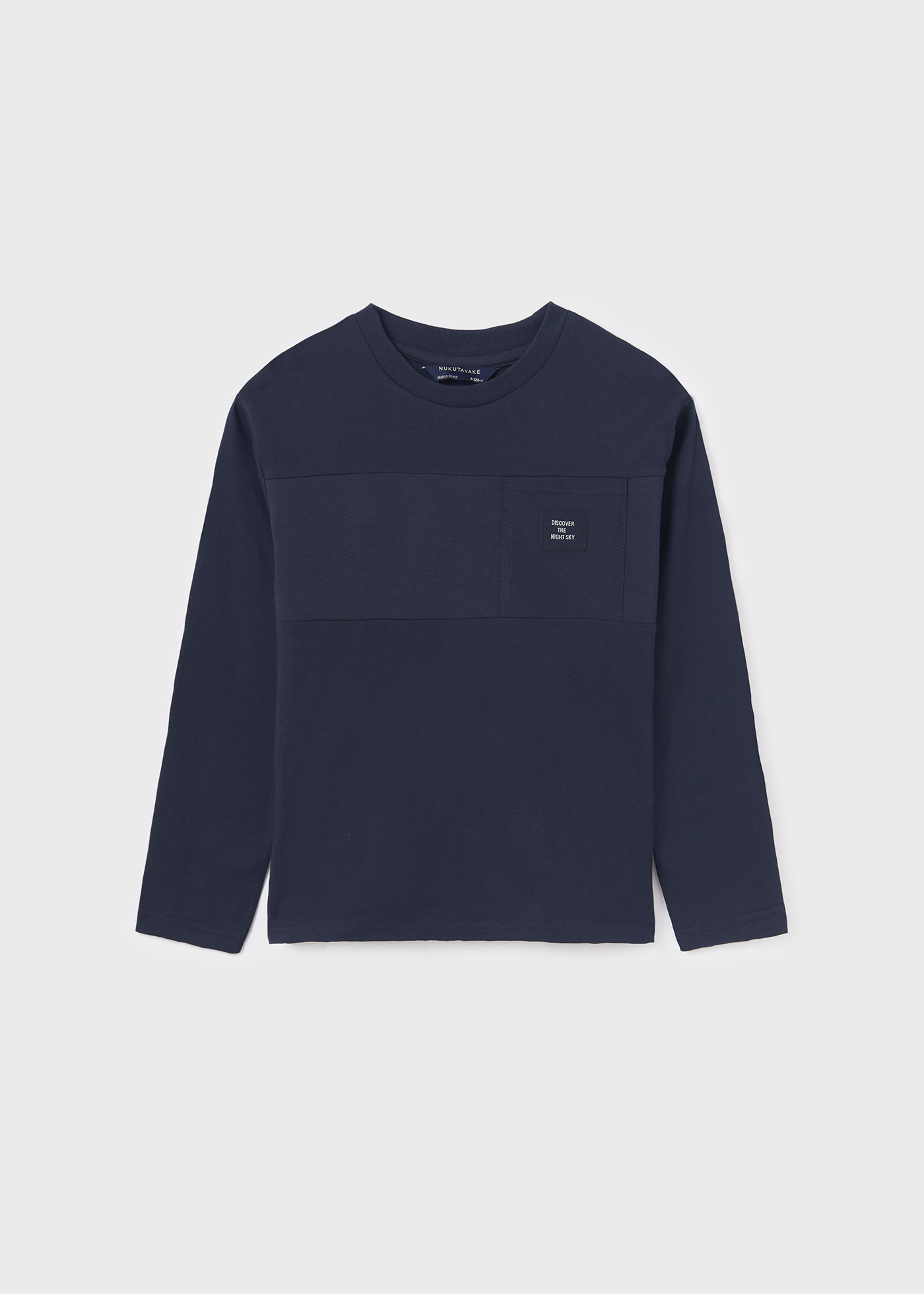 Camiseta masculina contrastante com ombros à mostra