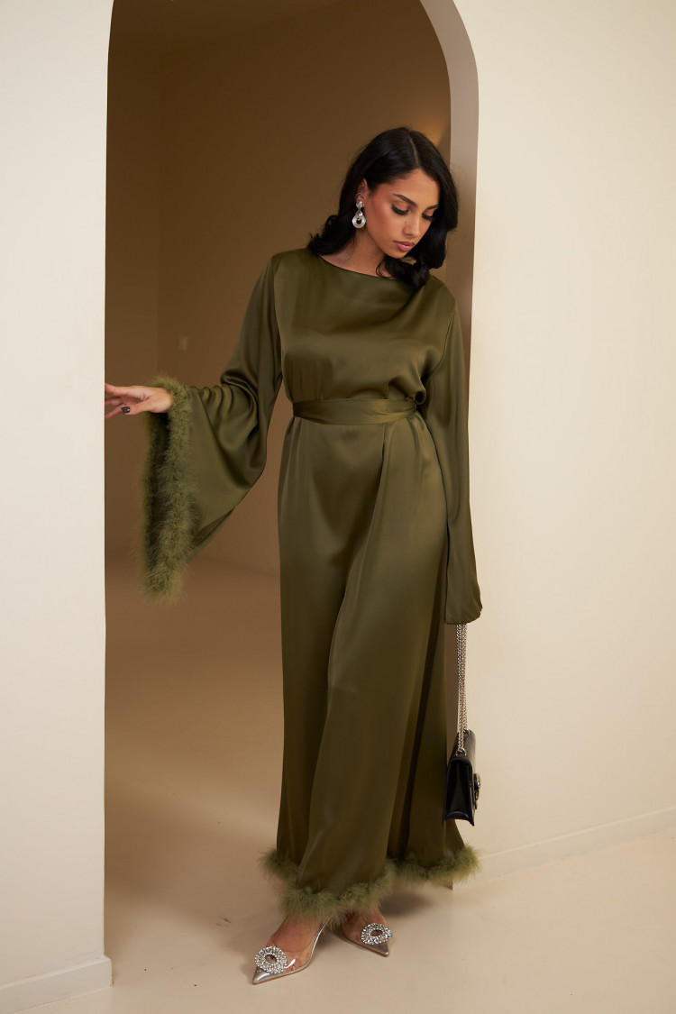 Robe longue kaki satinée et ceinturée à plumes