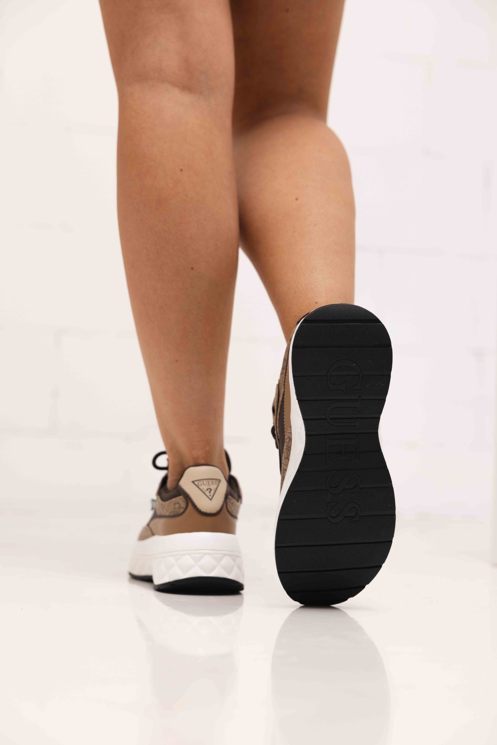Guess Low Sneakers Dames Bruin