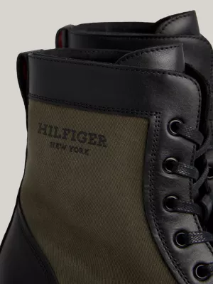 Botas de cano médio com cadarço em couro de textura mista